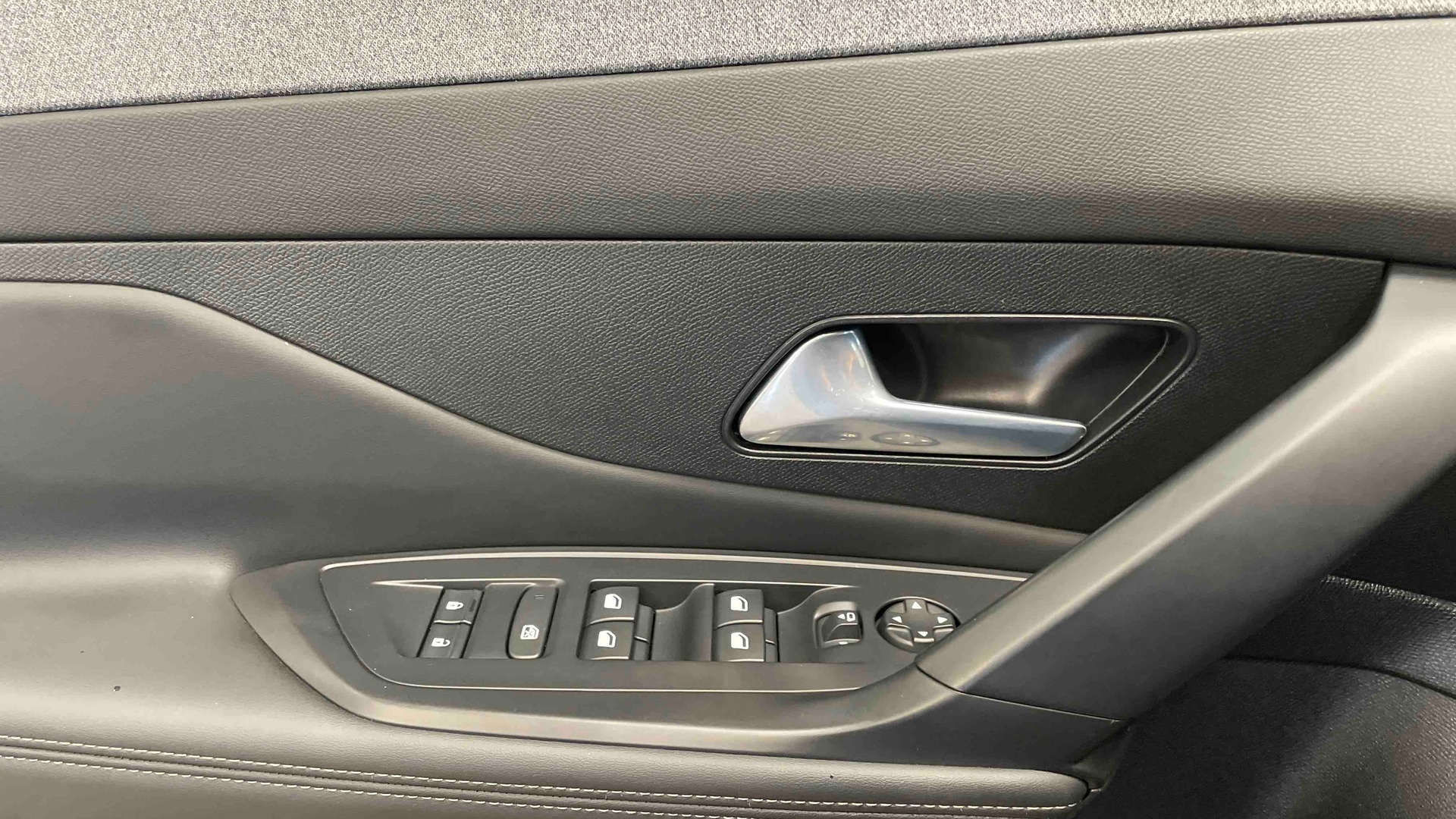Photo 19 du véhicule PEUGEOT 408