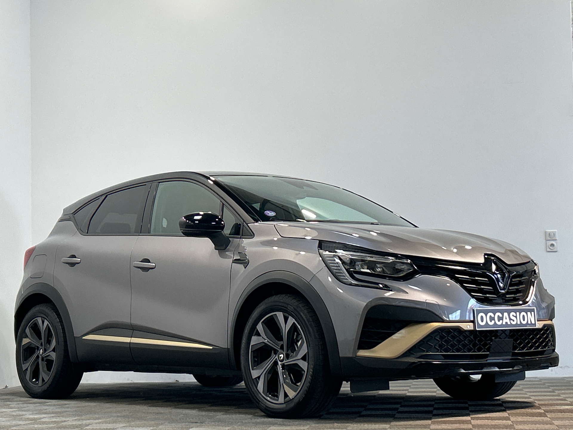 Photo 2 du véhicule RENAULT CAPTUR