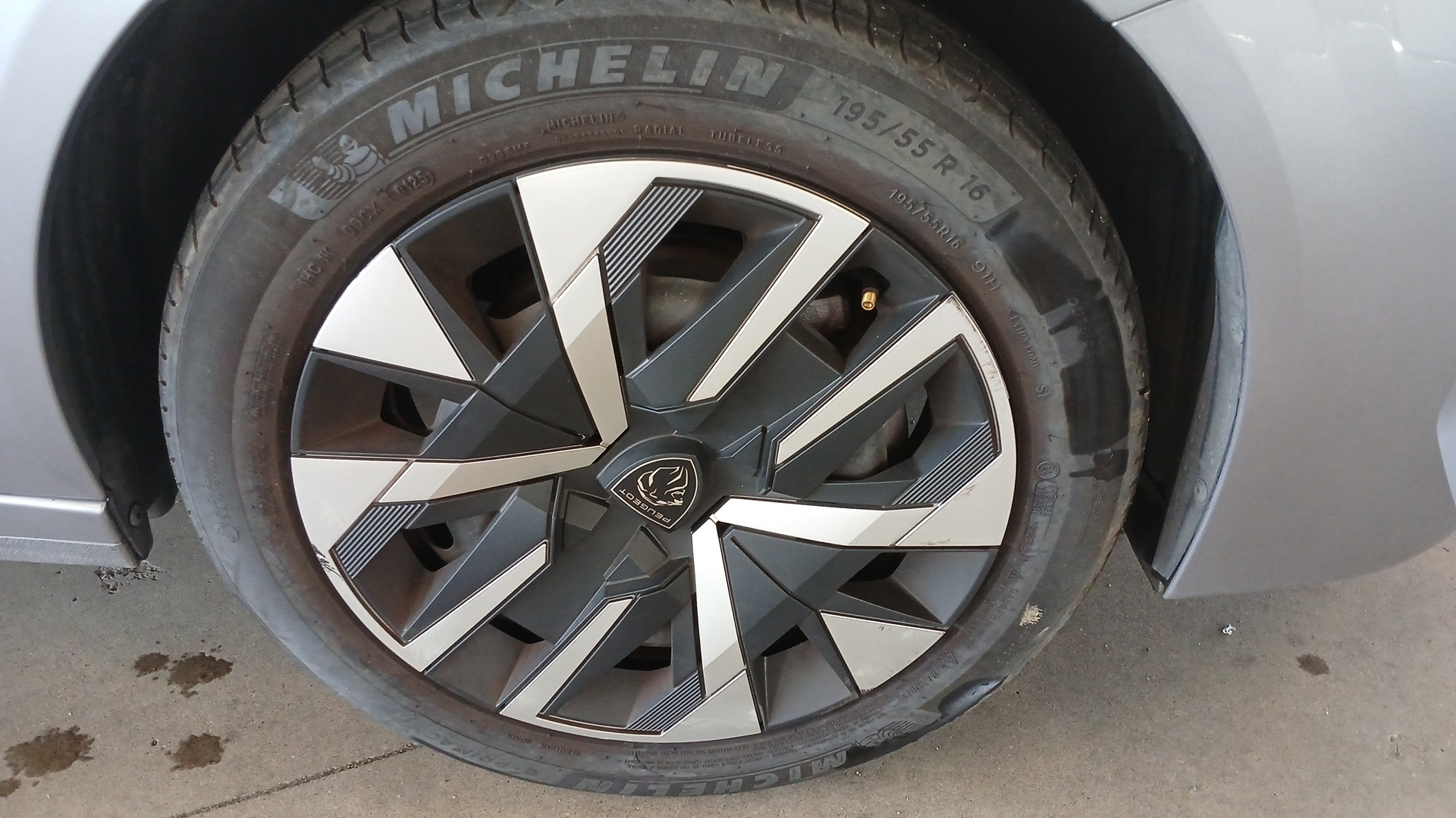 Photo 38 du véhicule PEUGEOT 208