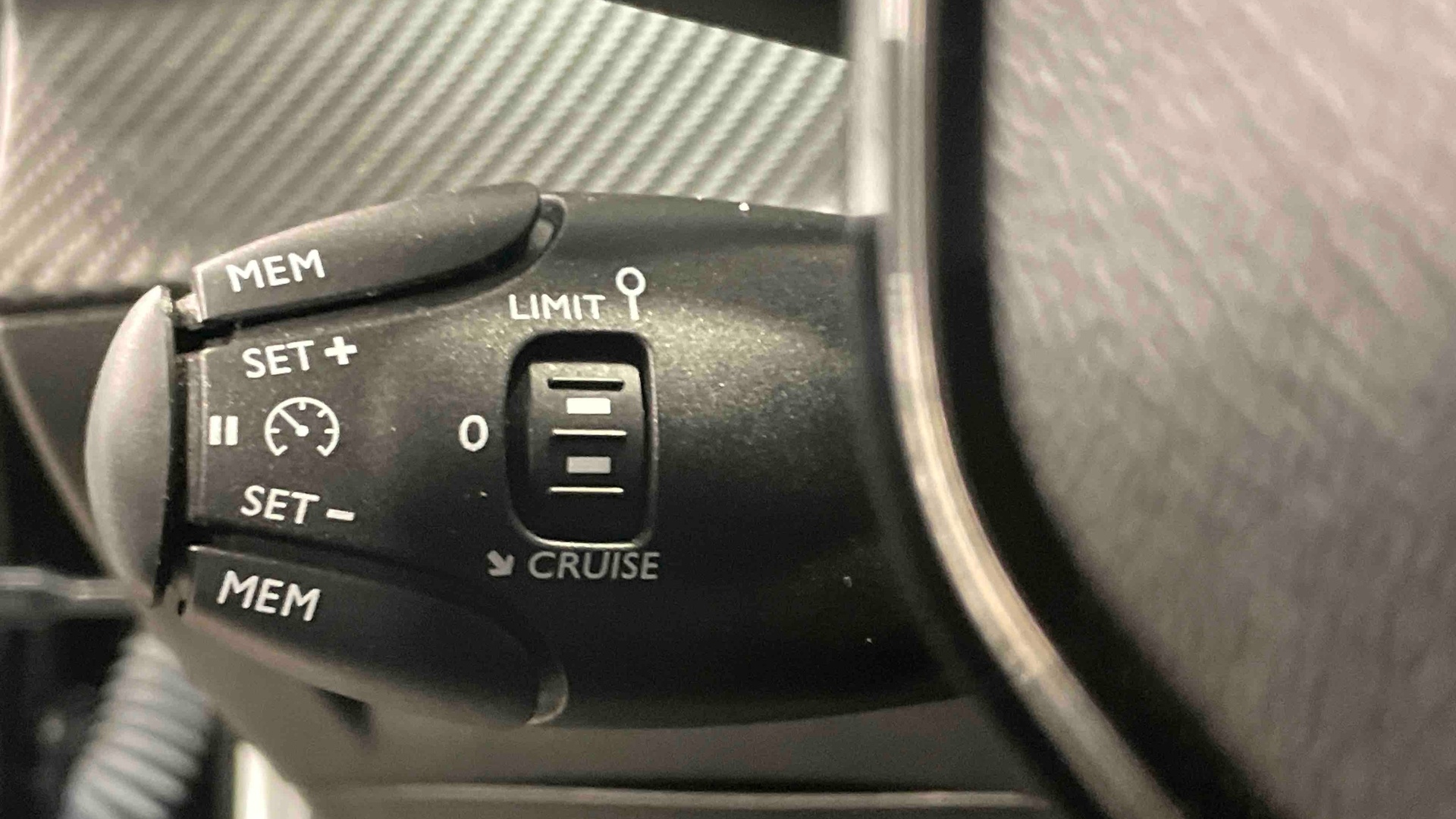Photo 19 du véhicule PEUGEOT 2008