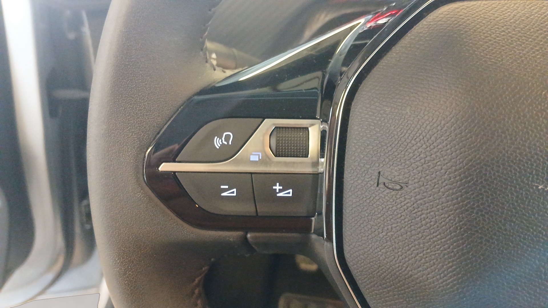 Photo 13 du véhicule PEUGEOT 208