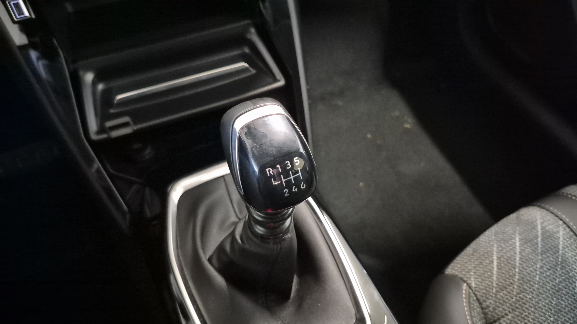 Photo 20 du véhicule PEUGEOT 208