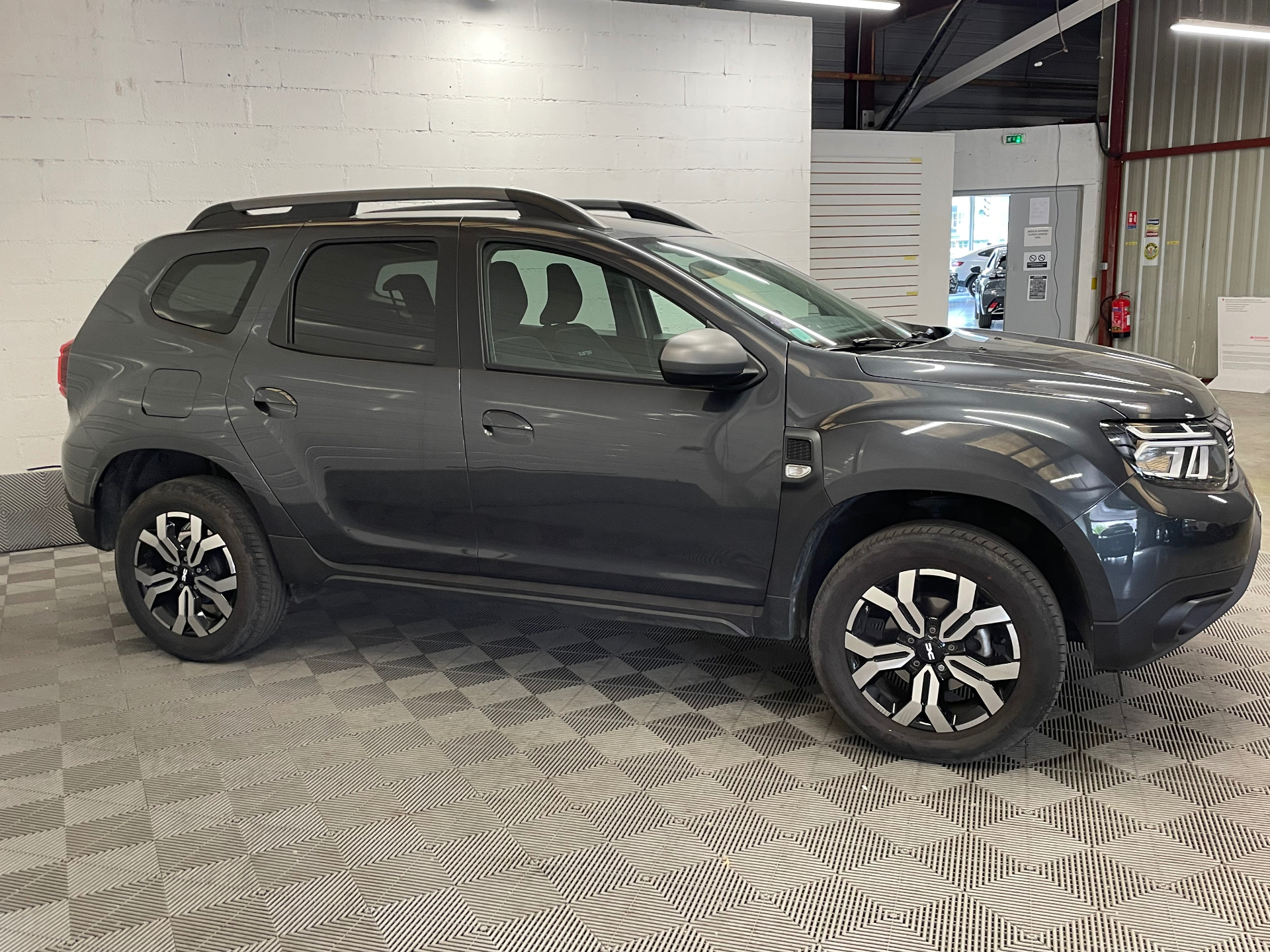 Photo 4 du véhicule DACIA DUSTER