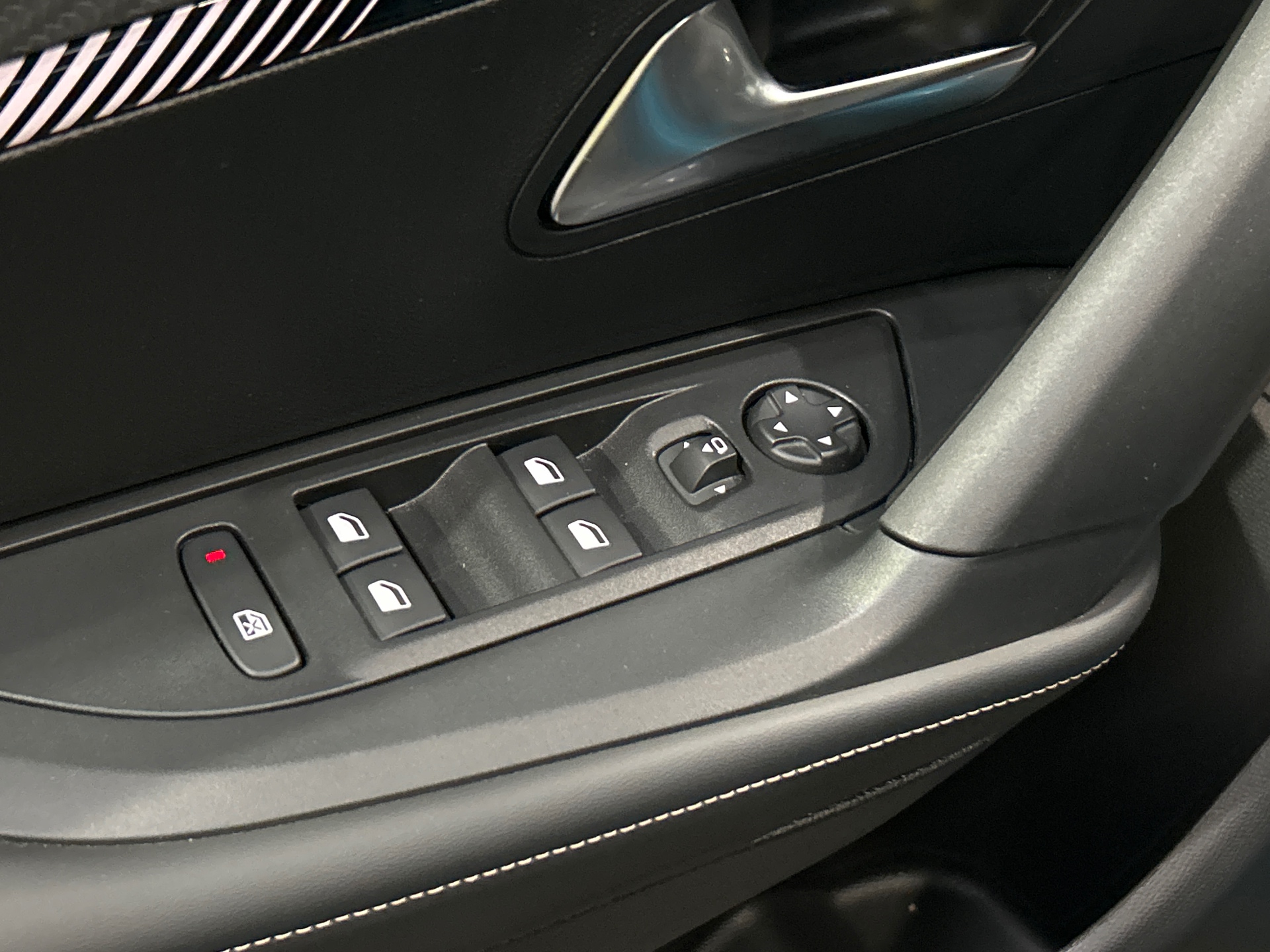 Photo 32 du véhicule PEUGEOT 2008