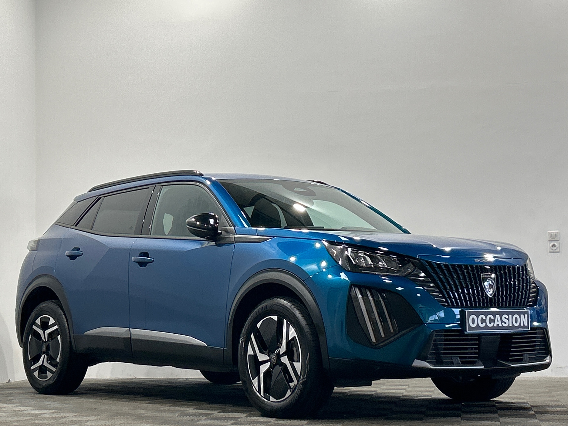 Photo 2 du véhicule PEUGEOT 2008
