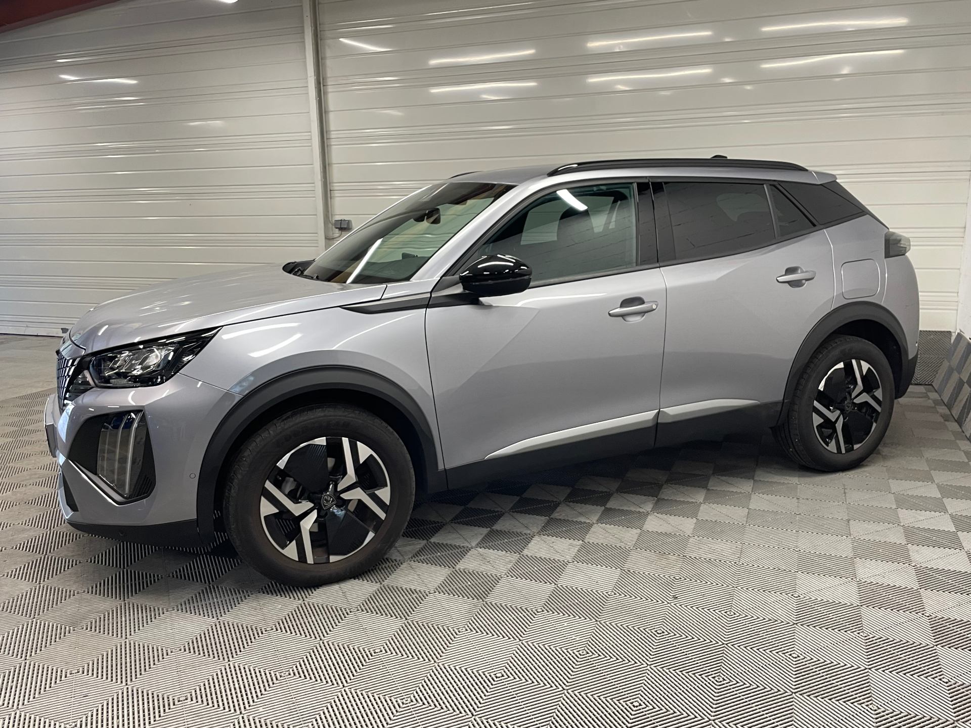 Photo 5 du véhicule PEUGEOT 2008
