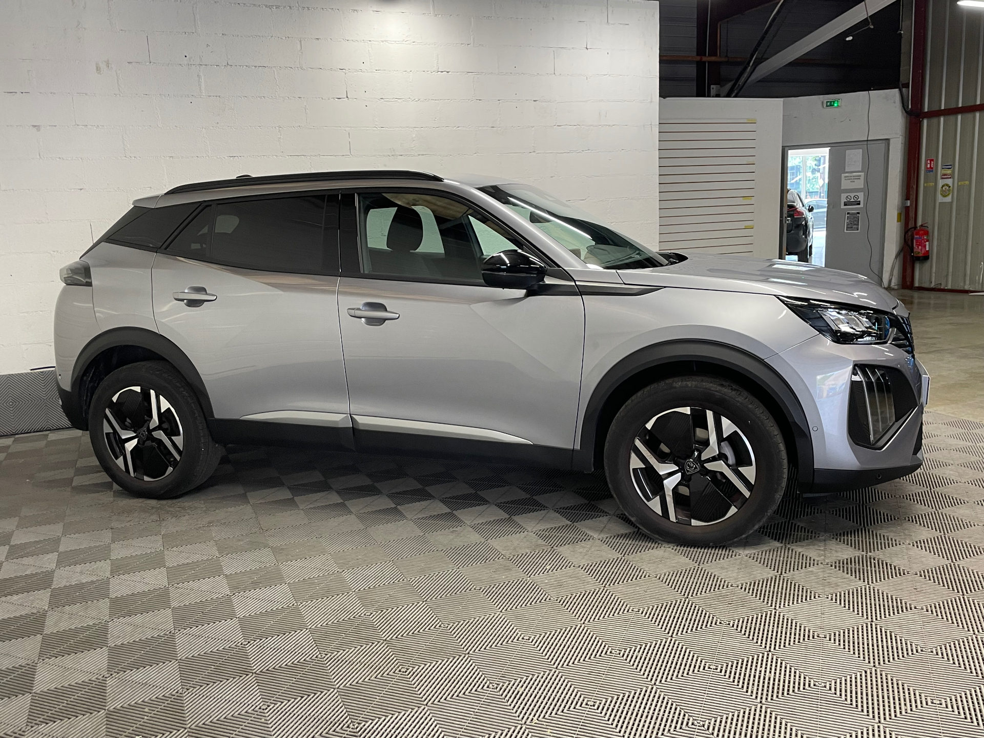 Photo 6 du véhicule PEUGEOT 2008
