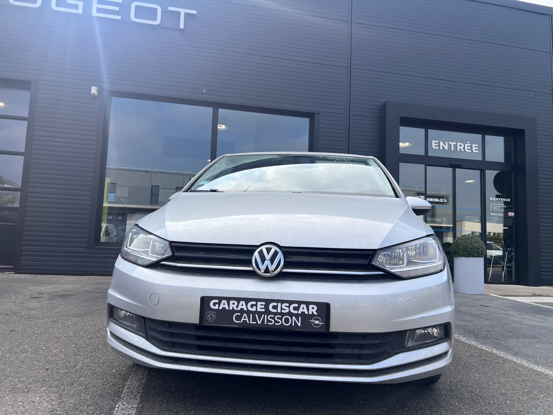 VOLKSWAGEN TOURAN 2015 — photo 2