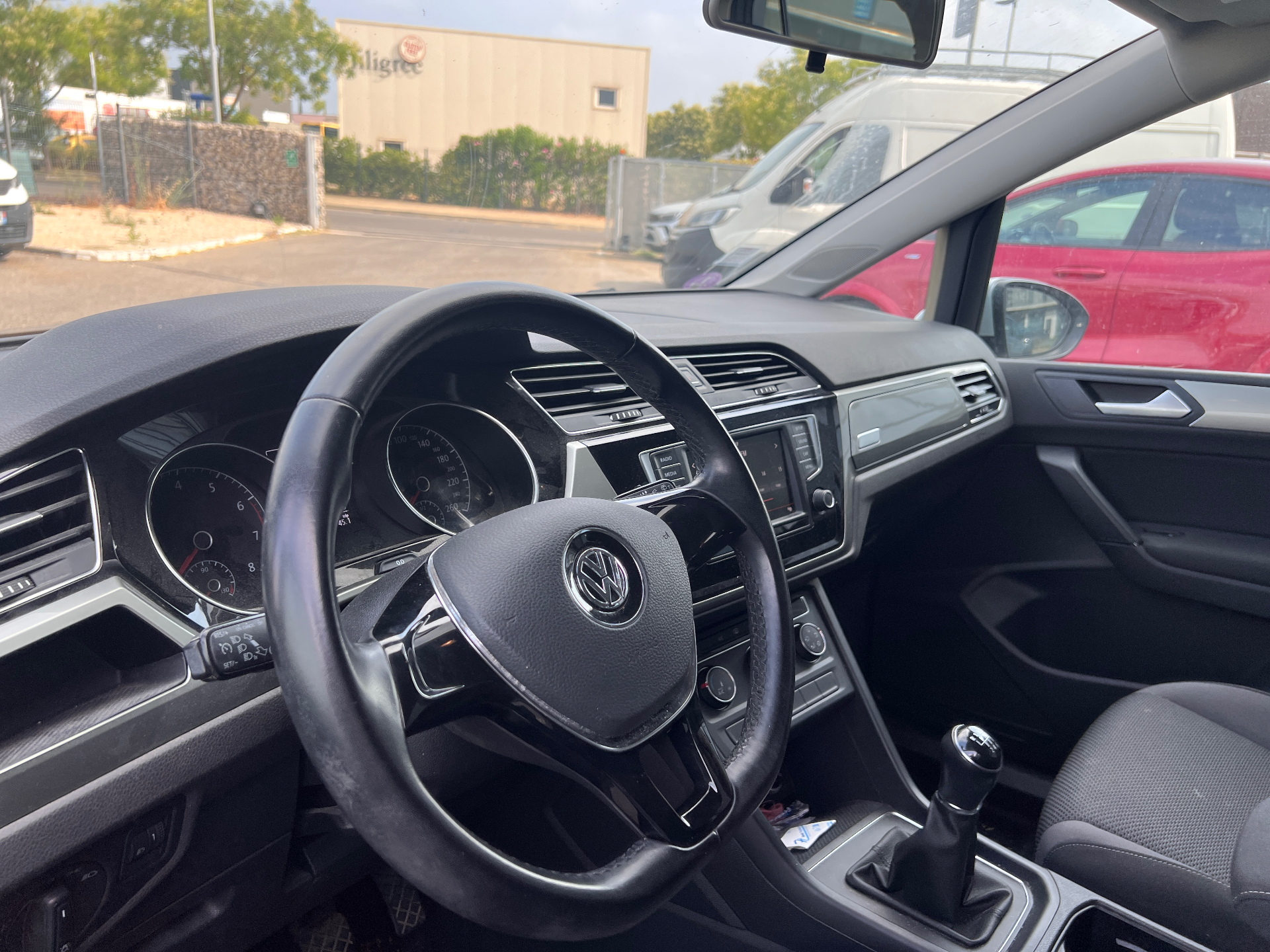VOLKSWAGEN TOURAN 2015 — photo 6
