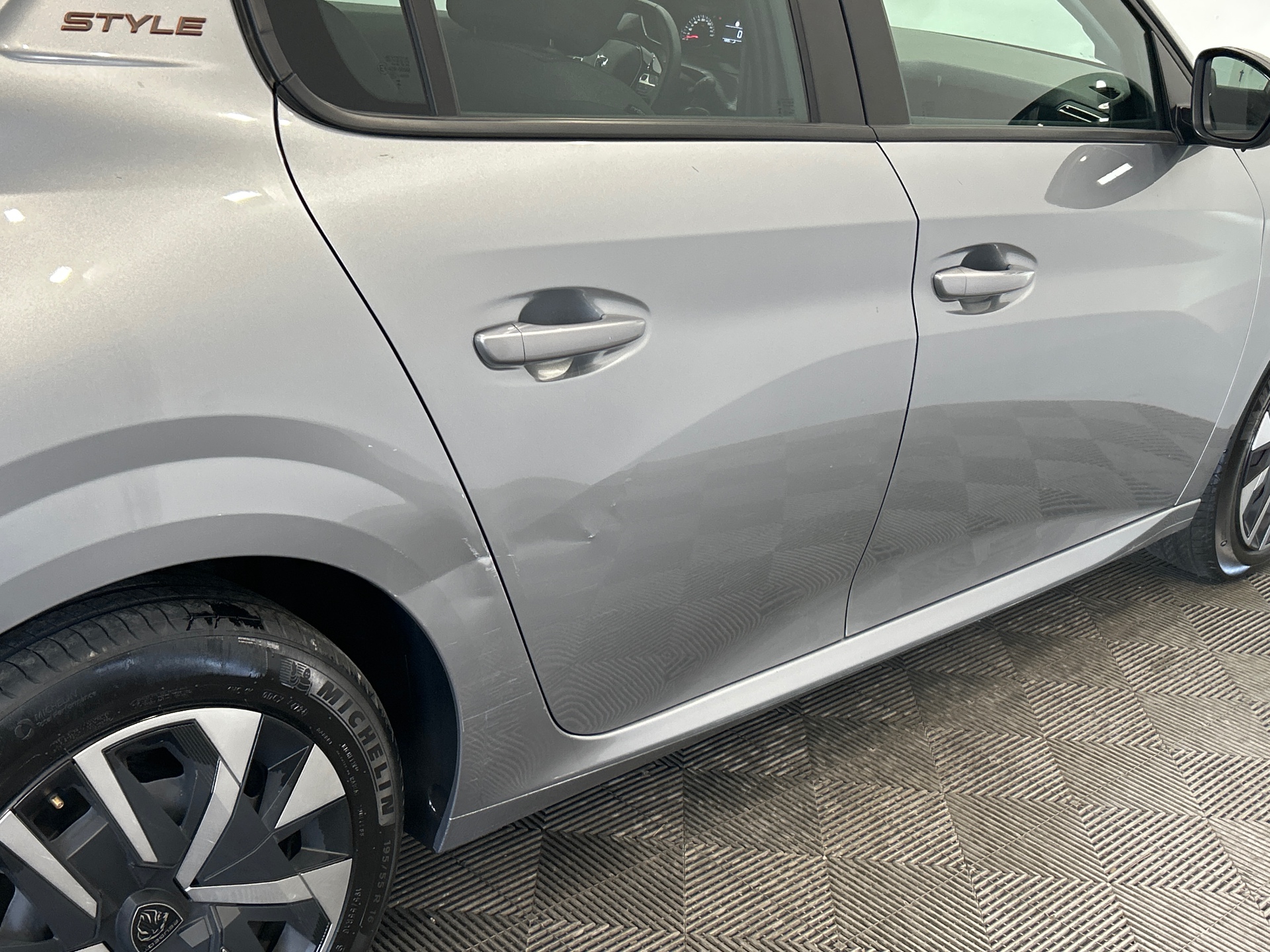 Photo 41 du véhicule PEUGEOT 208
