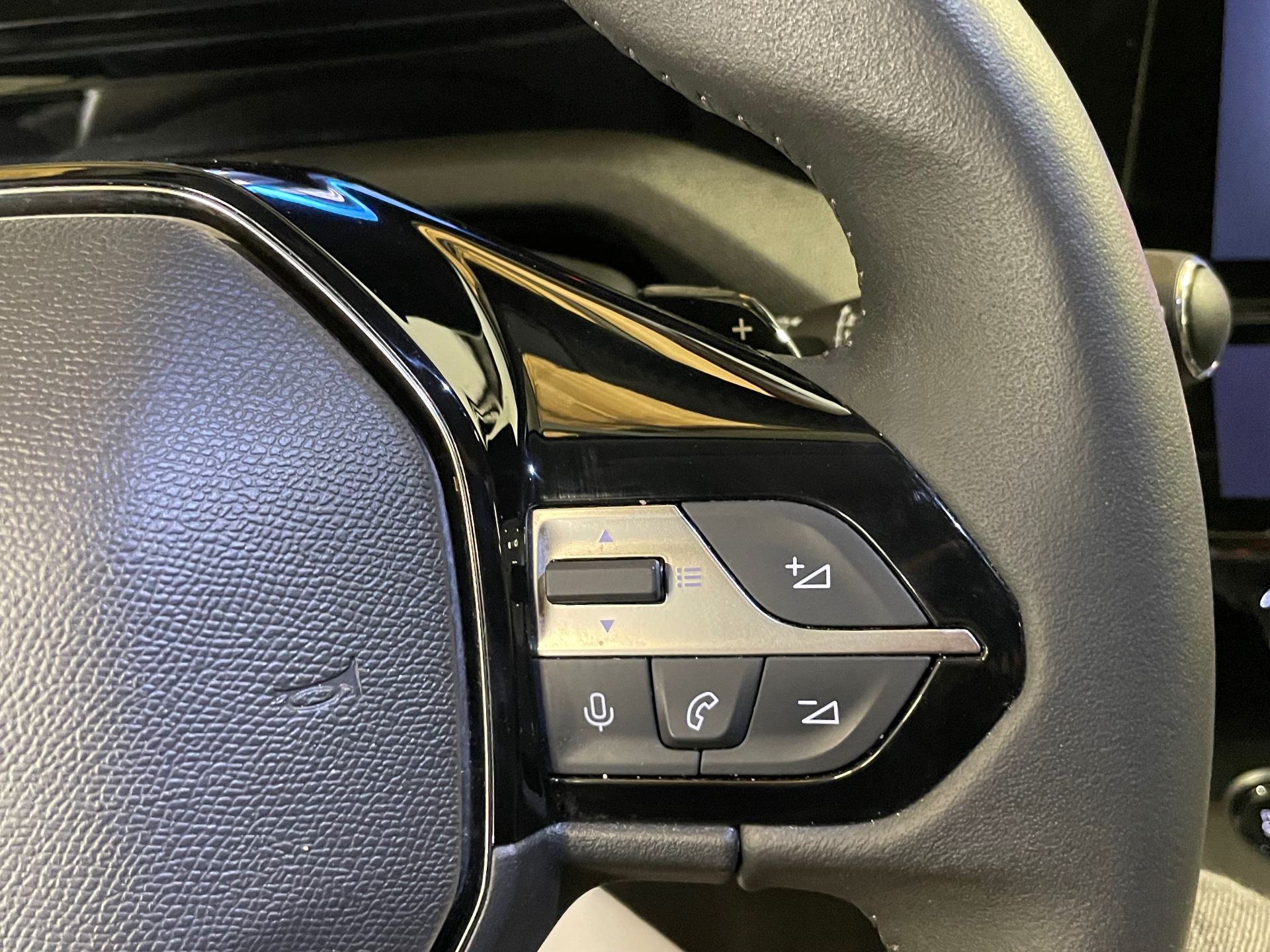Photo 18 du véhicule PEUGEOT 408