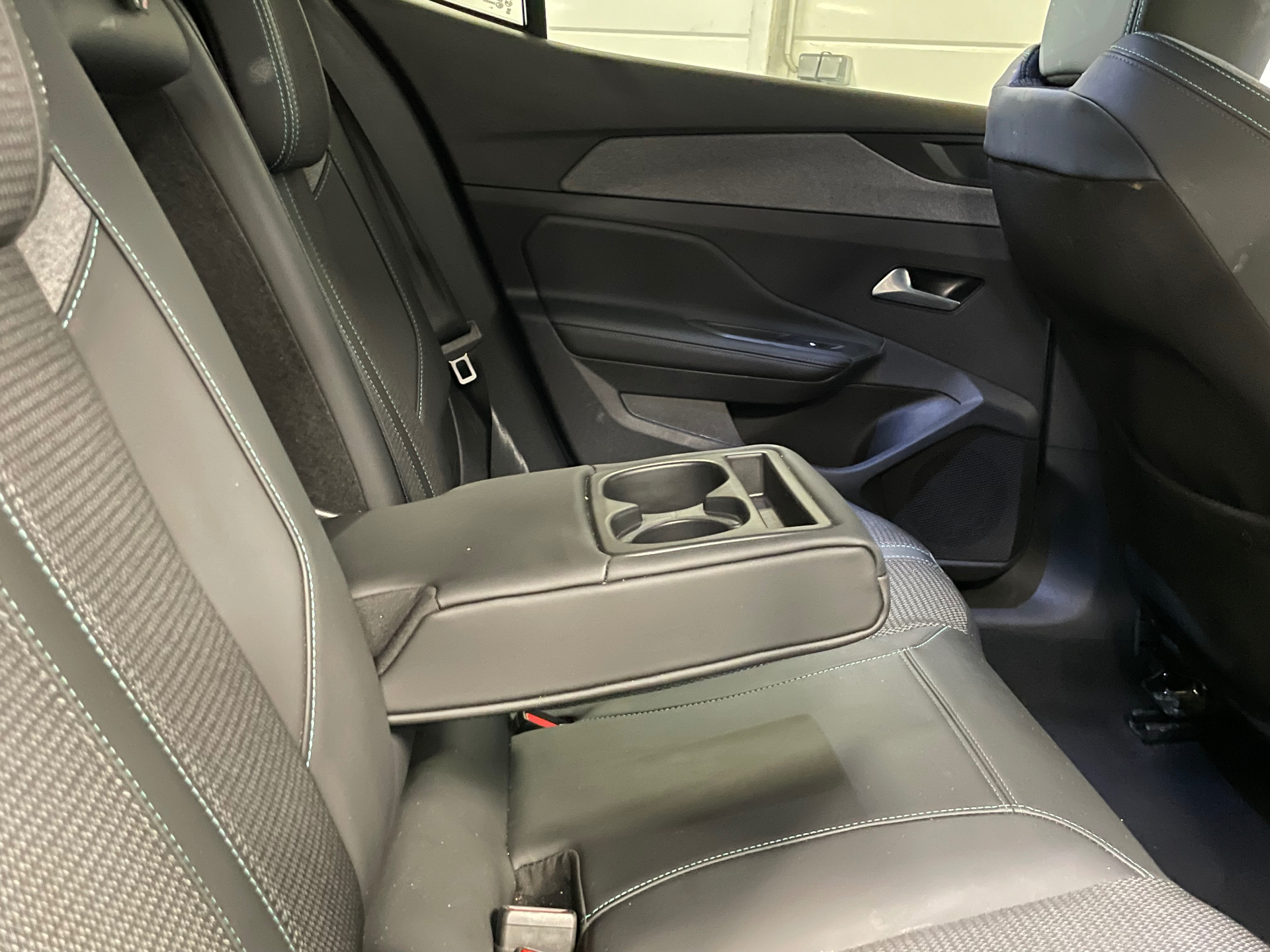 Photo 30 du véhicule PEUGEOT 408