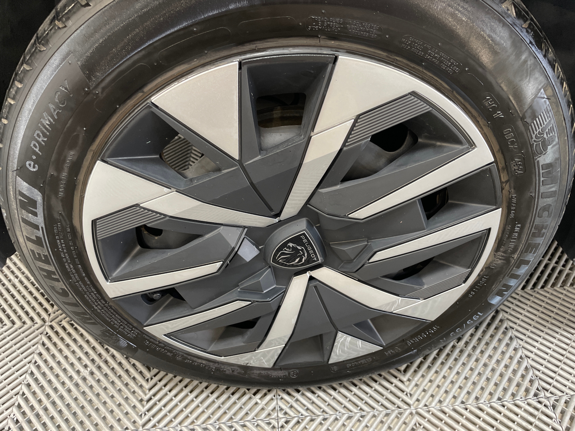 Photo 38 du véhicule PEUGEOT 208