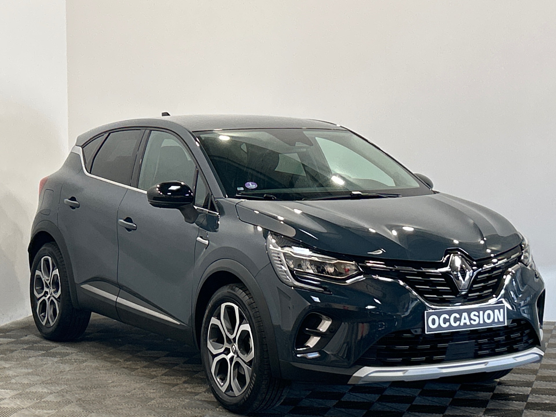 Photo 2 du véhicule RENAULT CAPTUR