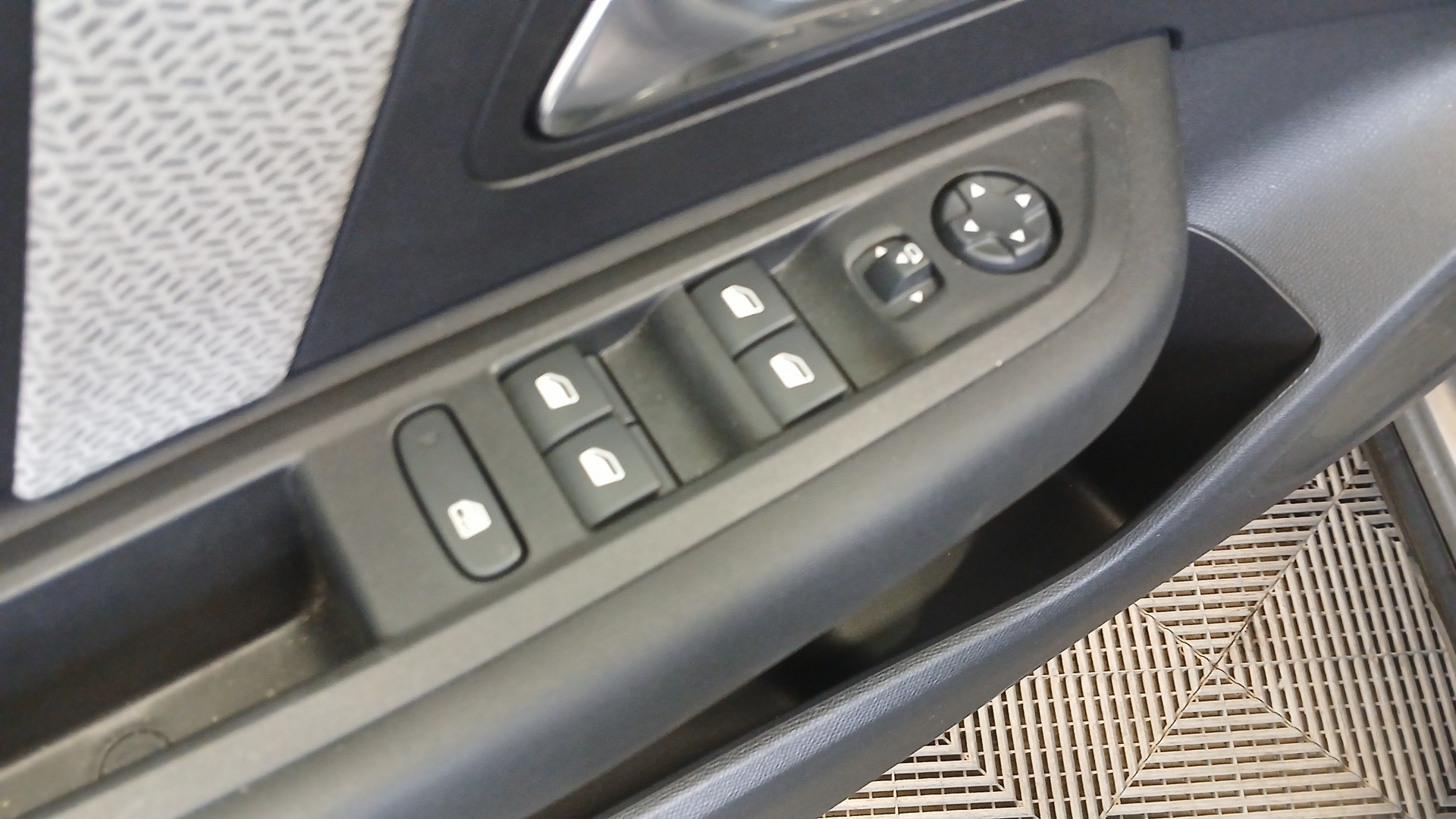 Photo 8 du véhicule CITROEN C4