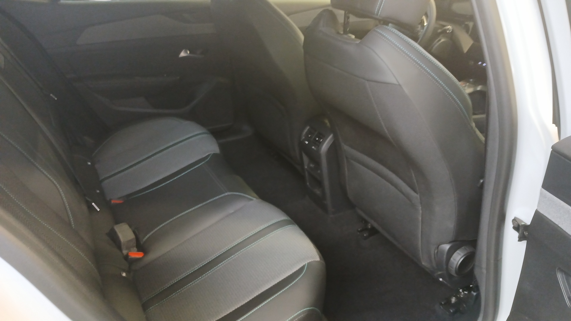 Photo 9 du véhicule PEUGEOT 408