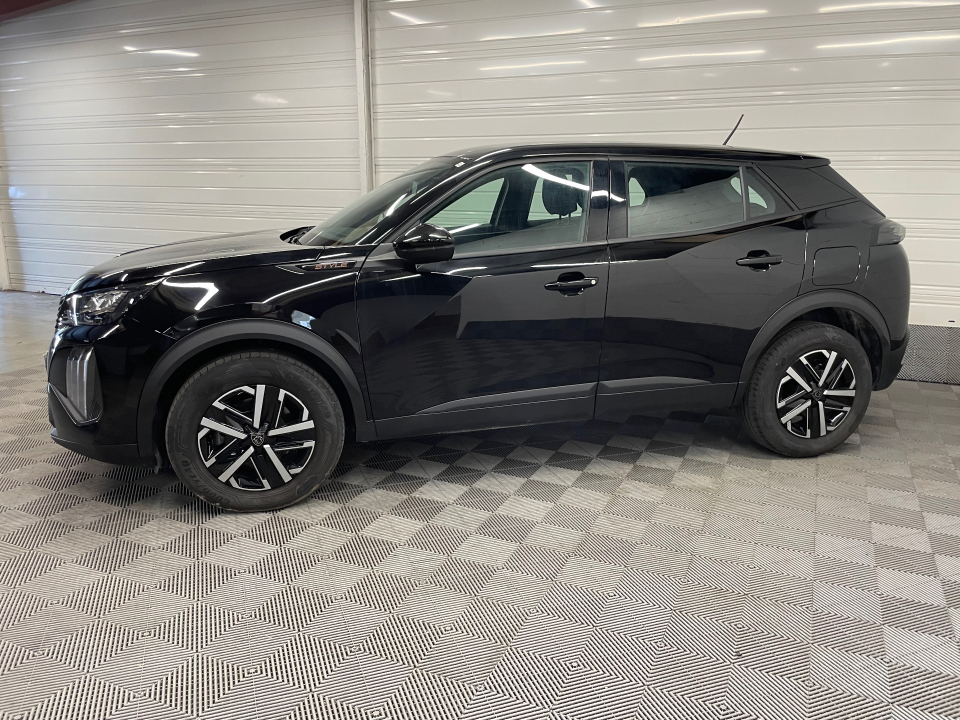 Photo 4 du véhicule PEUGEOT 2008