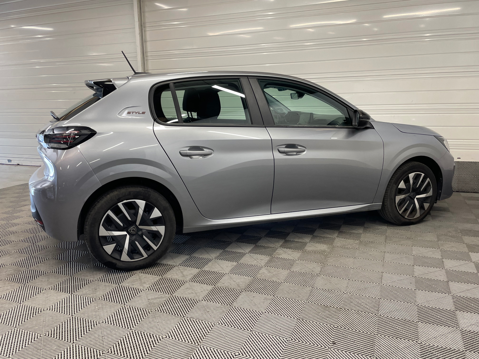 Photo 5 du véhicule PEUGEOT 208