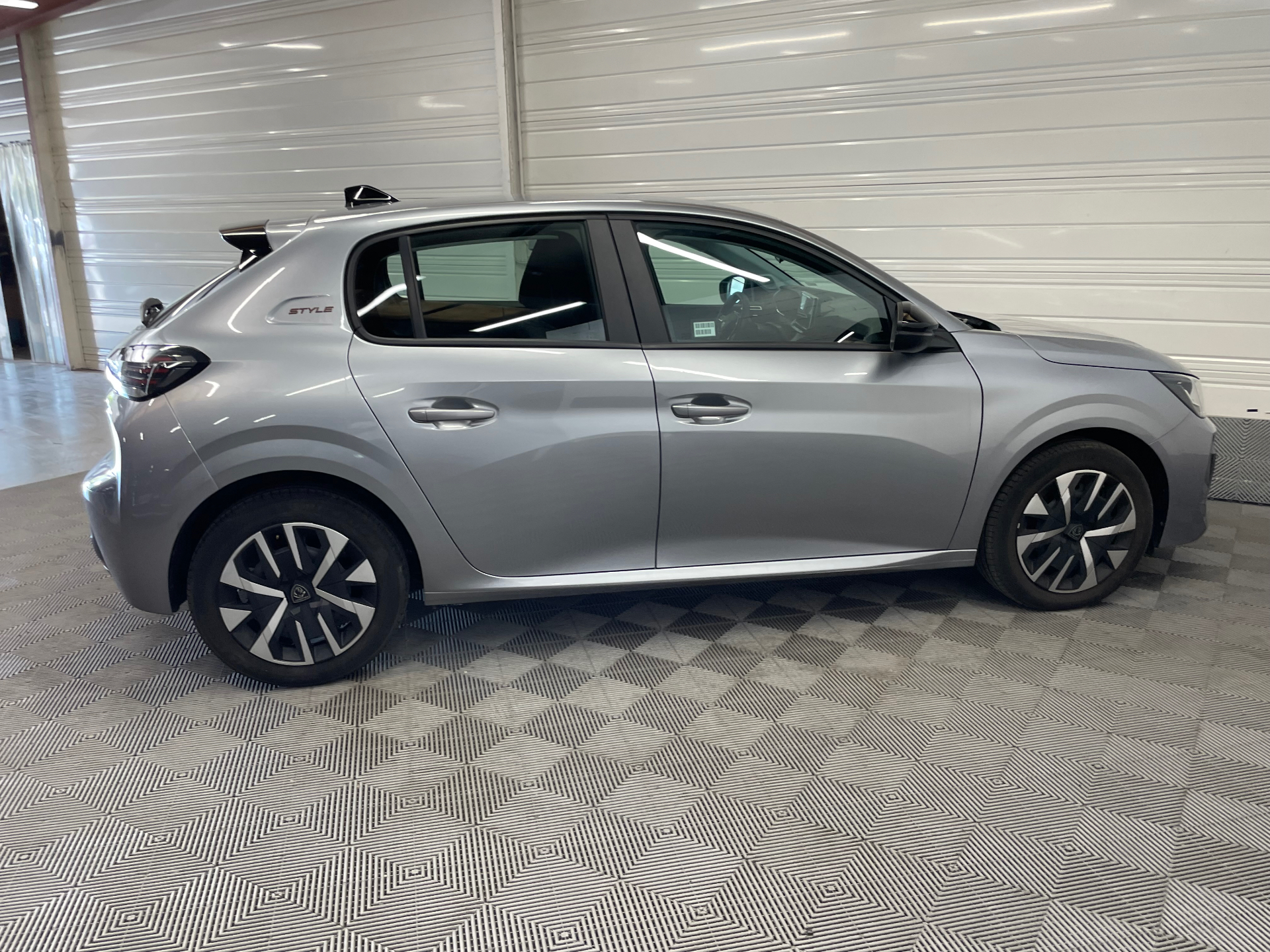 Photo 8 du véhicule PEUGEOT 208
