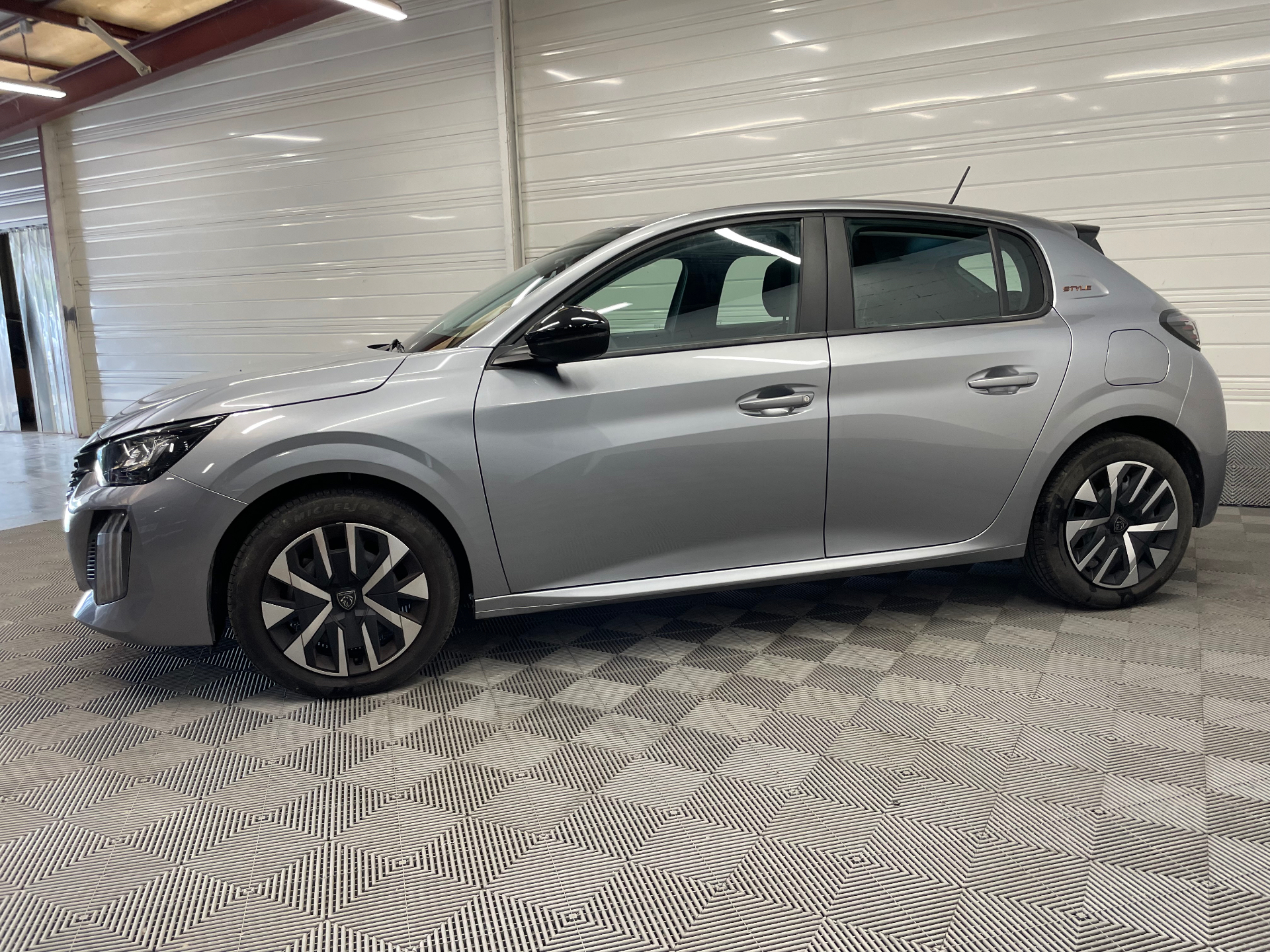 Photo 4 du véhicule PEUGEOT 208