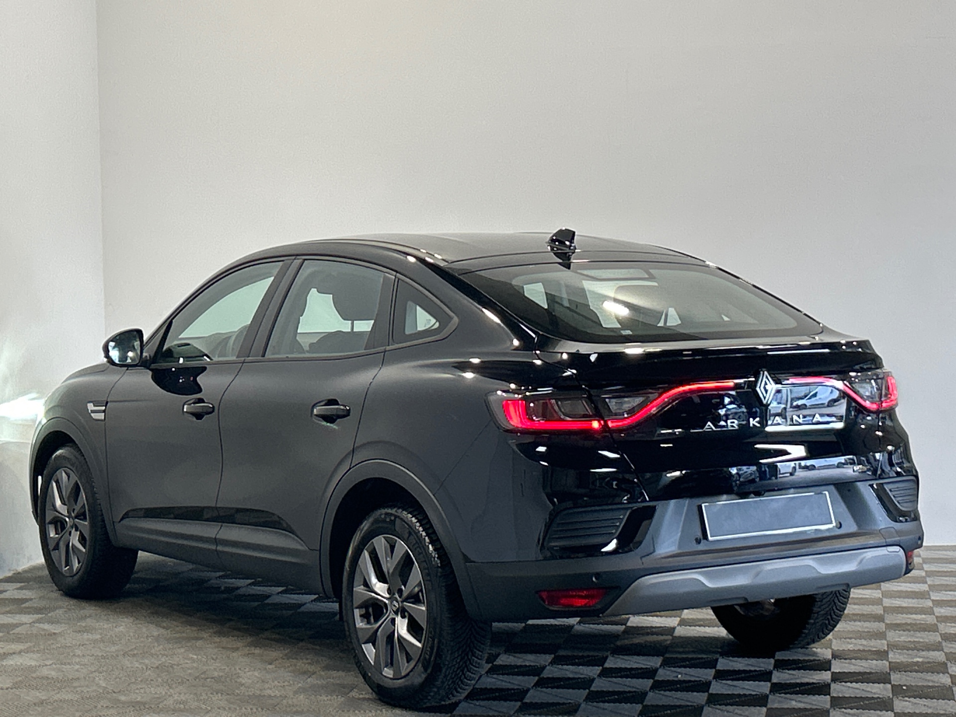 Photo 2 du véhicule RENAULT ARKANA