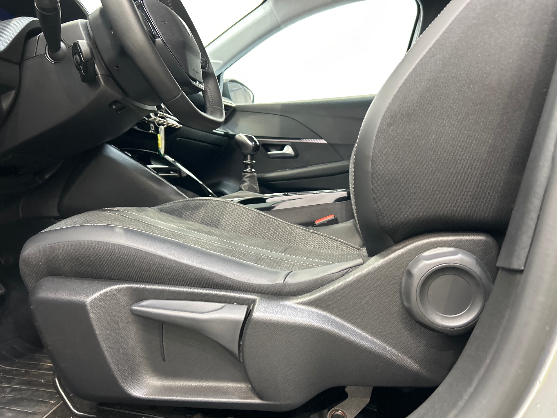 Photo 31 du véhicule PEUGEOT 208