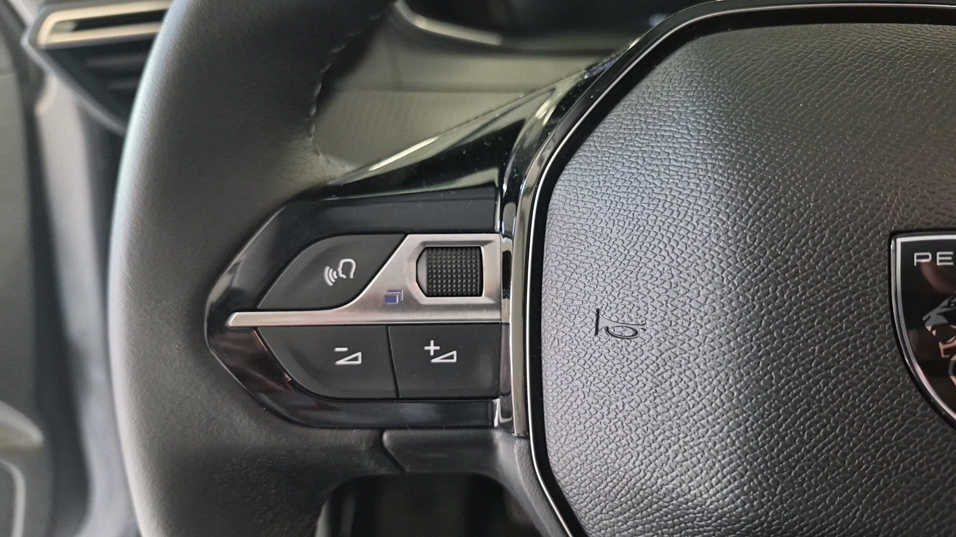 Photo 17 du véhicule PEUGEOT 208