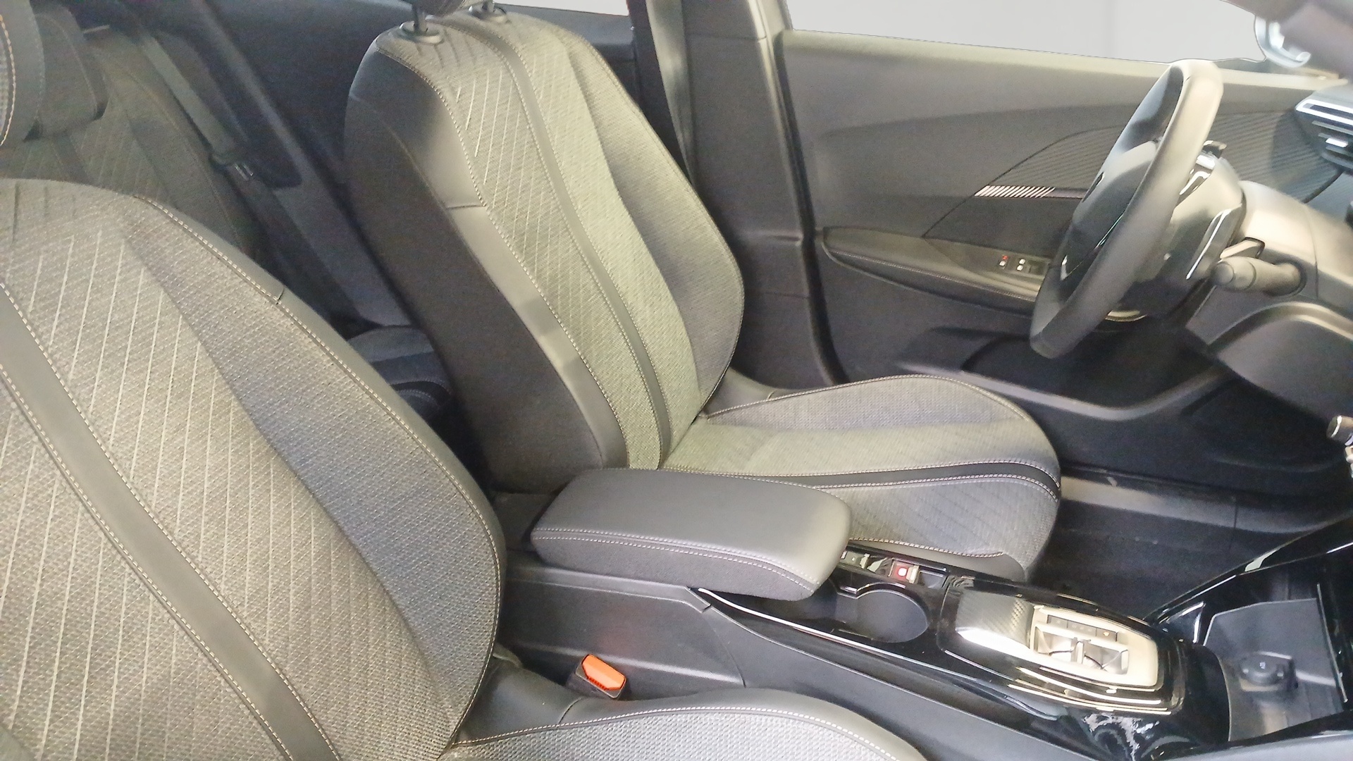 Photo 10 du véhicule PEUGEOT 2008