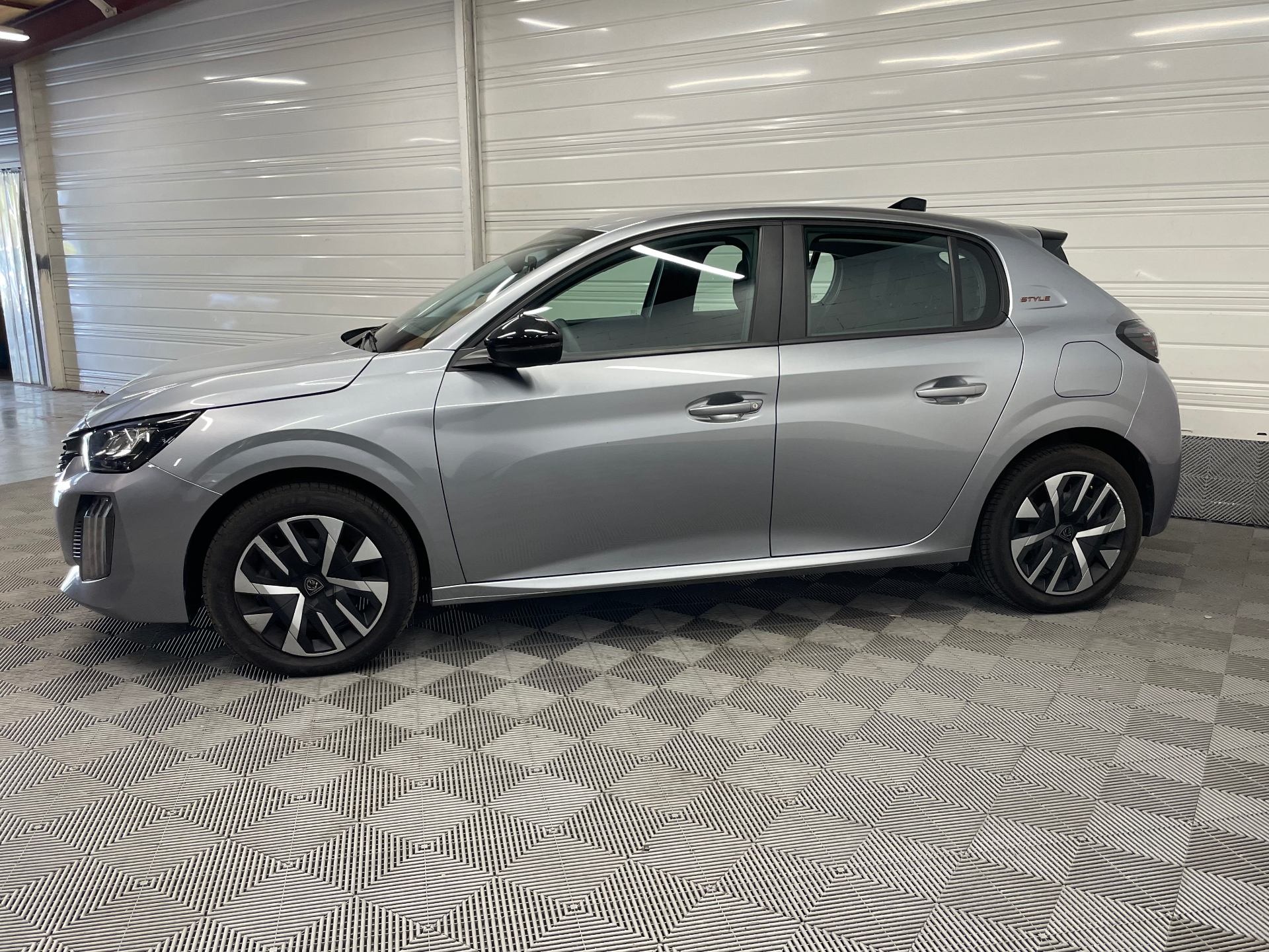 Photo 4 du véhicule PEUGEOT 208