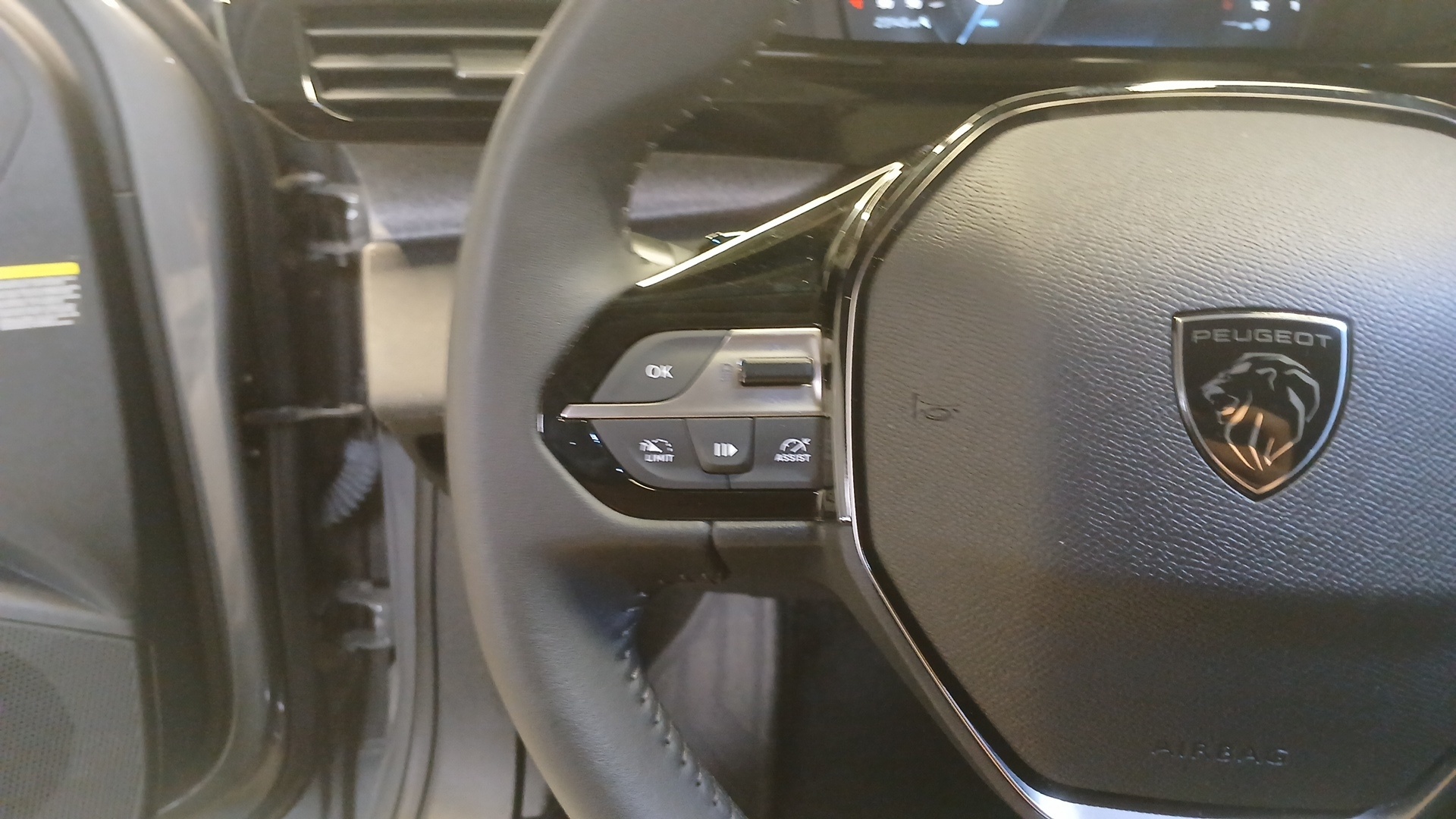 Photo 13 du véhicule PEUGEOT 408