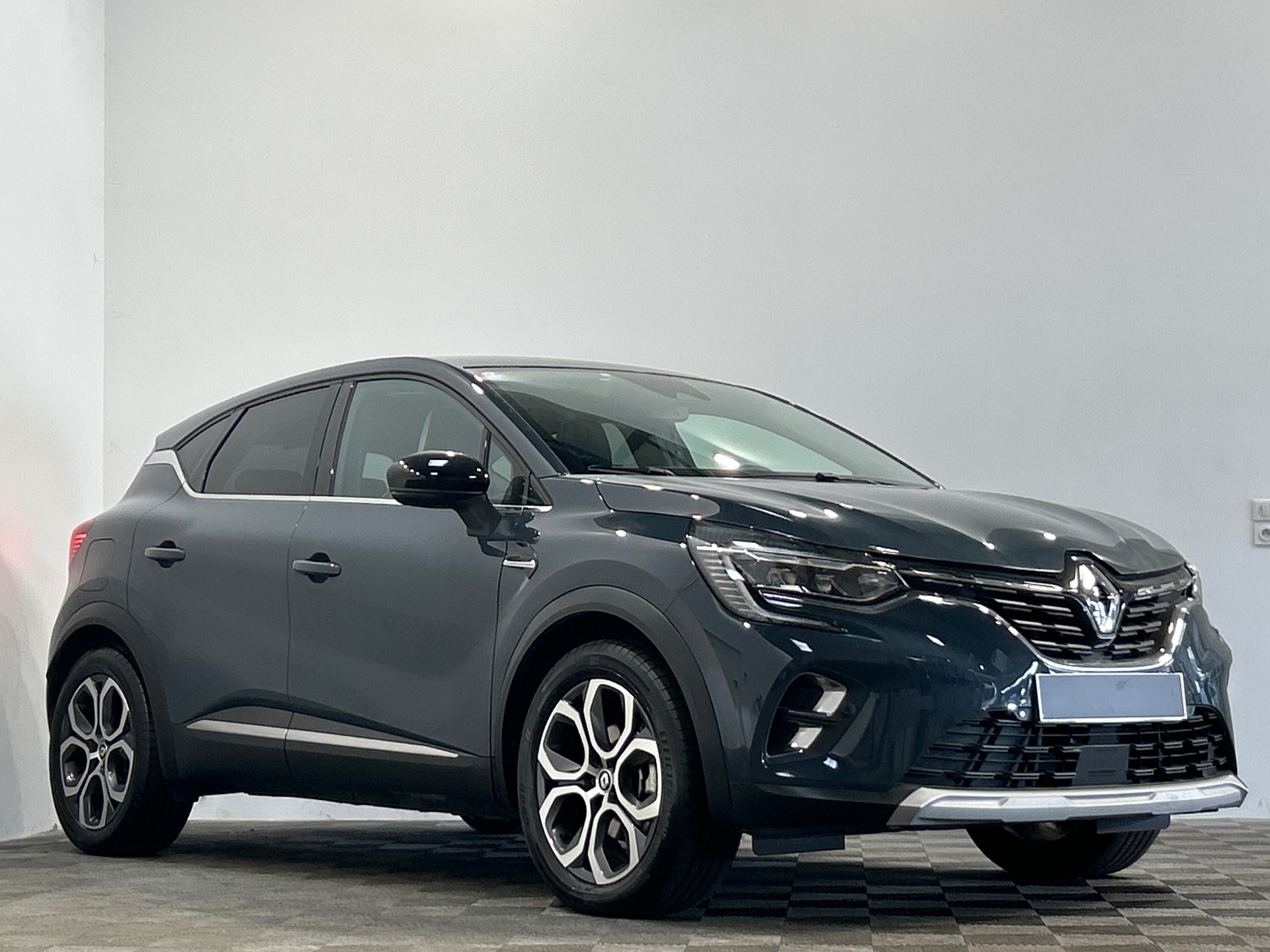 Photo 2 du véhicule RENAULT CAPTUR