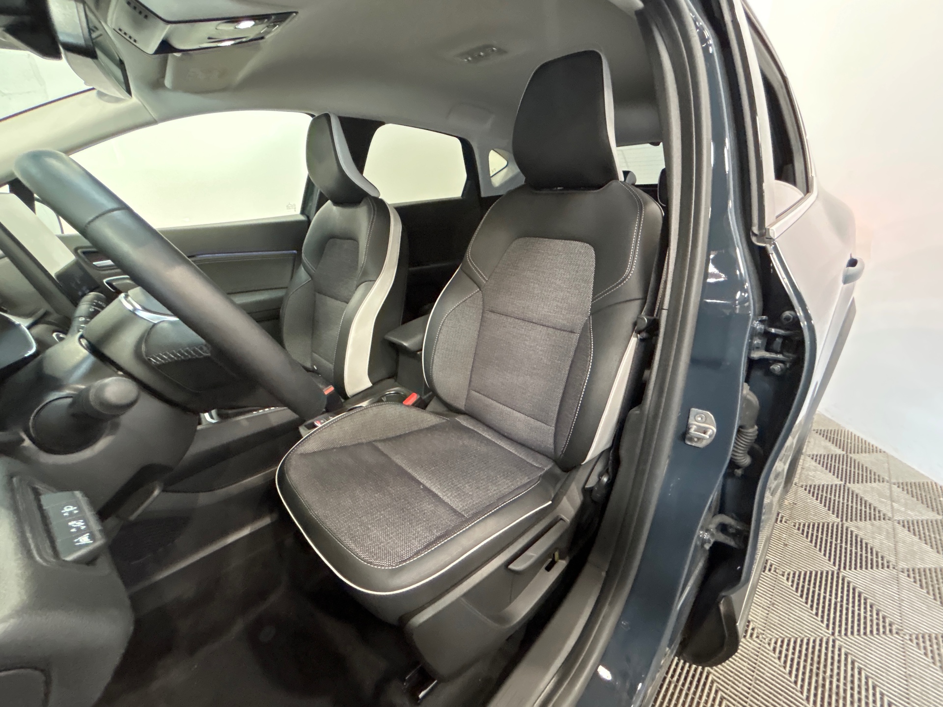 Photo 9 du véhicule RENAULT CAPTUR