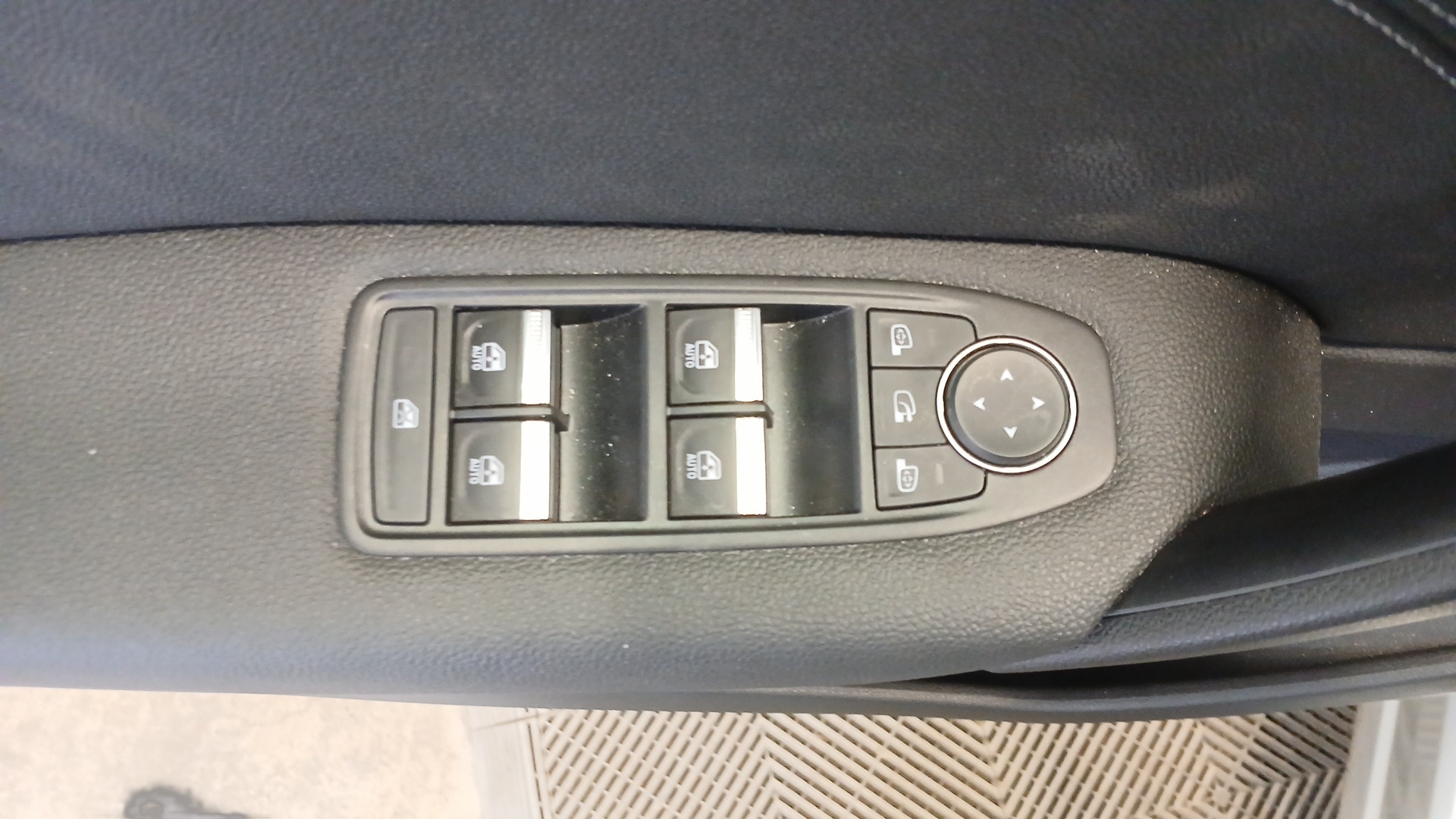 Photo 9 du véhicule RENAULT CAPTUR