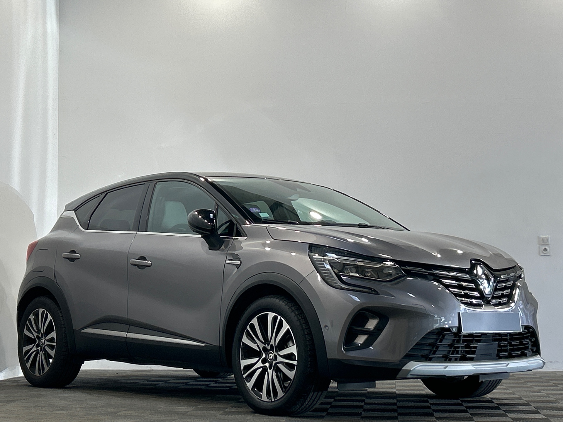 Photo 2 du véhicule RENAULT CAPTUR