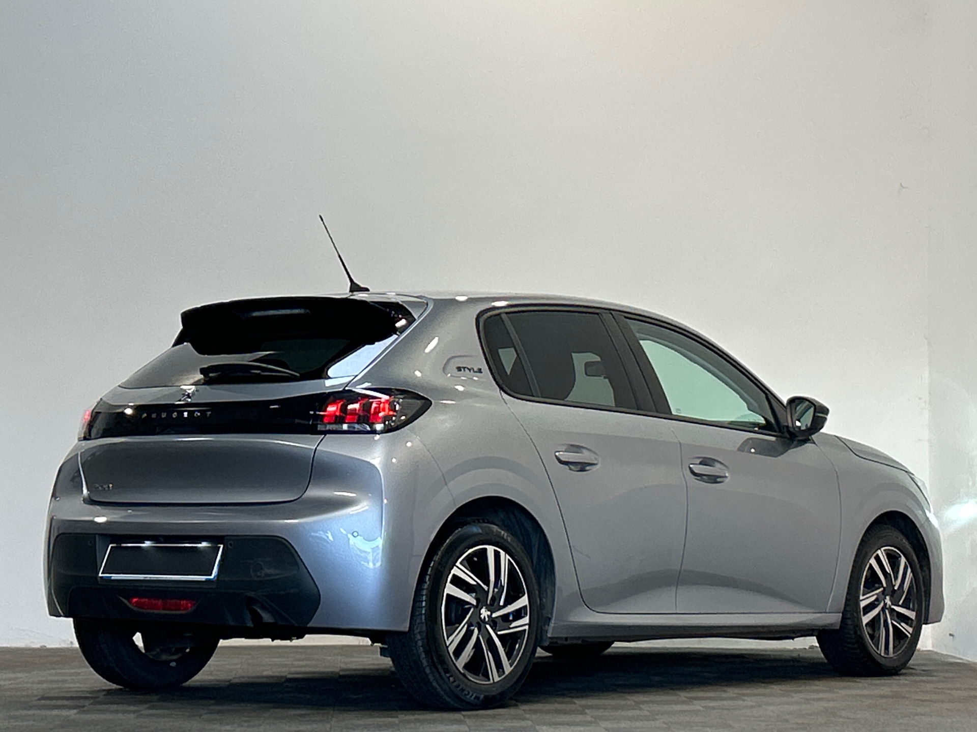 Photo 3 du véhicule PEUGEOT 208