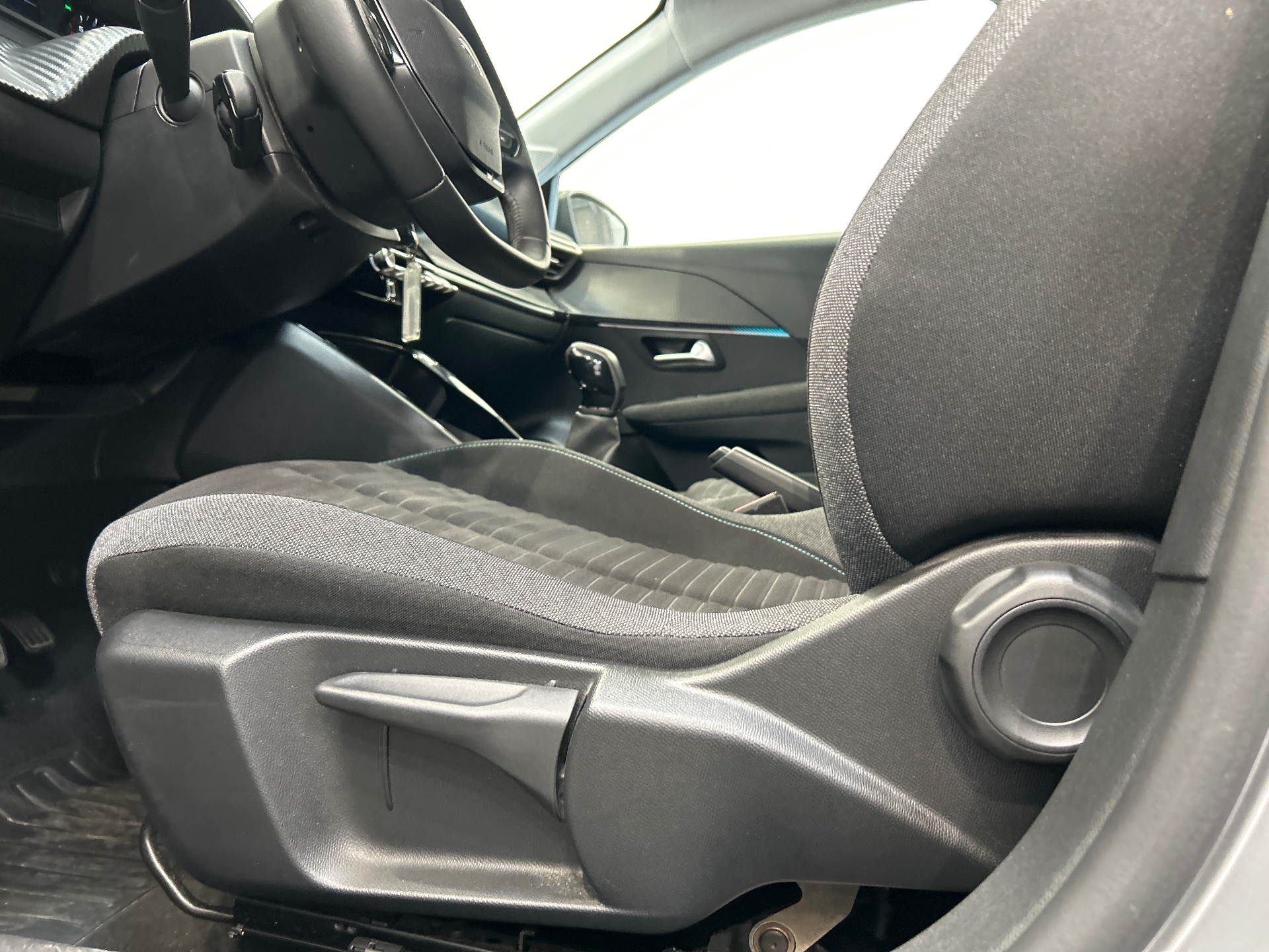 Photo 34 du véhicule PEUGEOT 208