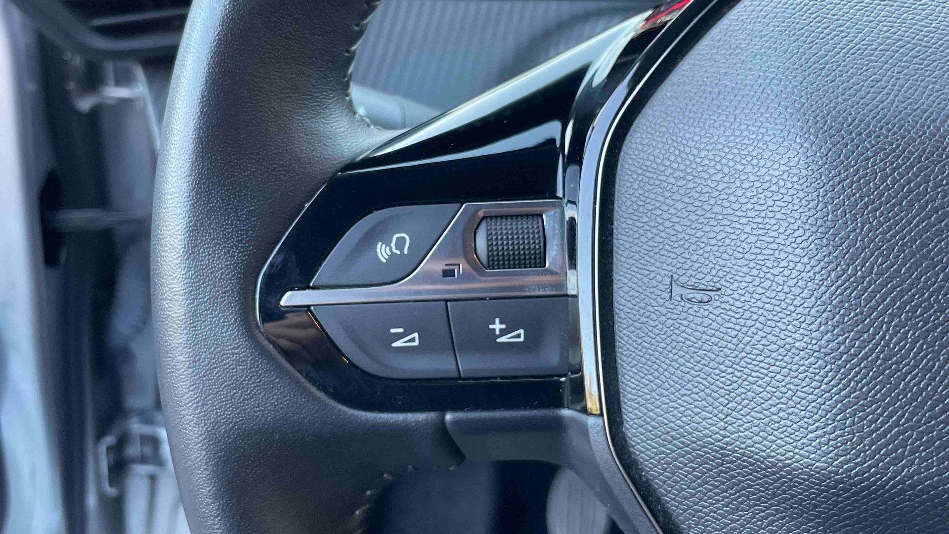 Photo 17 du véhicule PEUGEOT 208