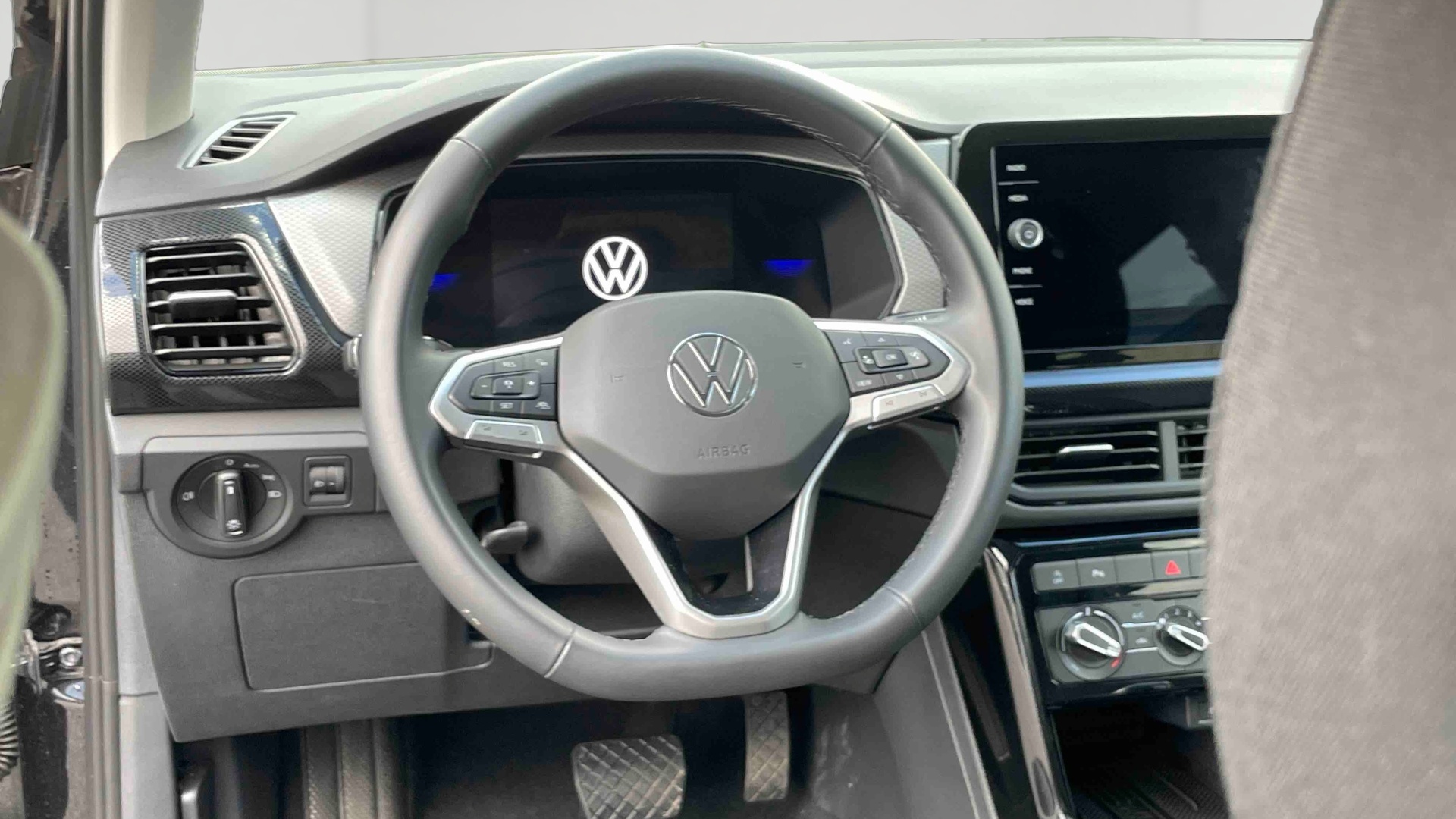 Photo 8 du véhicule VOLKSWAGEN T-CROSS