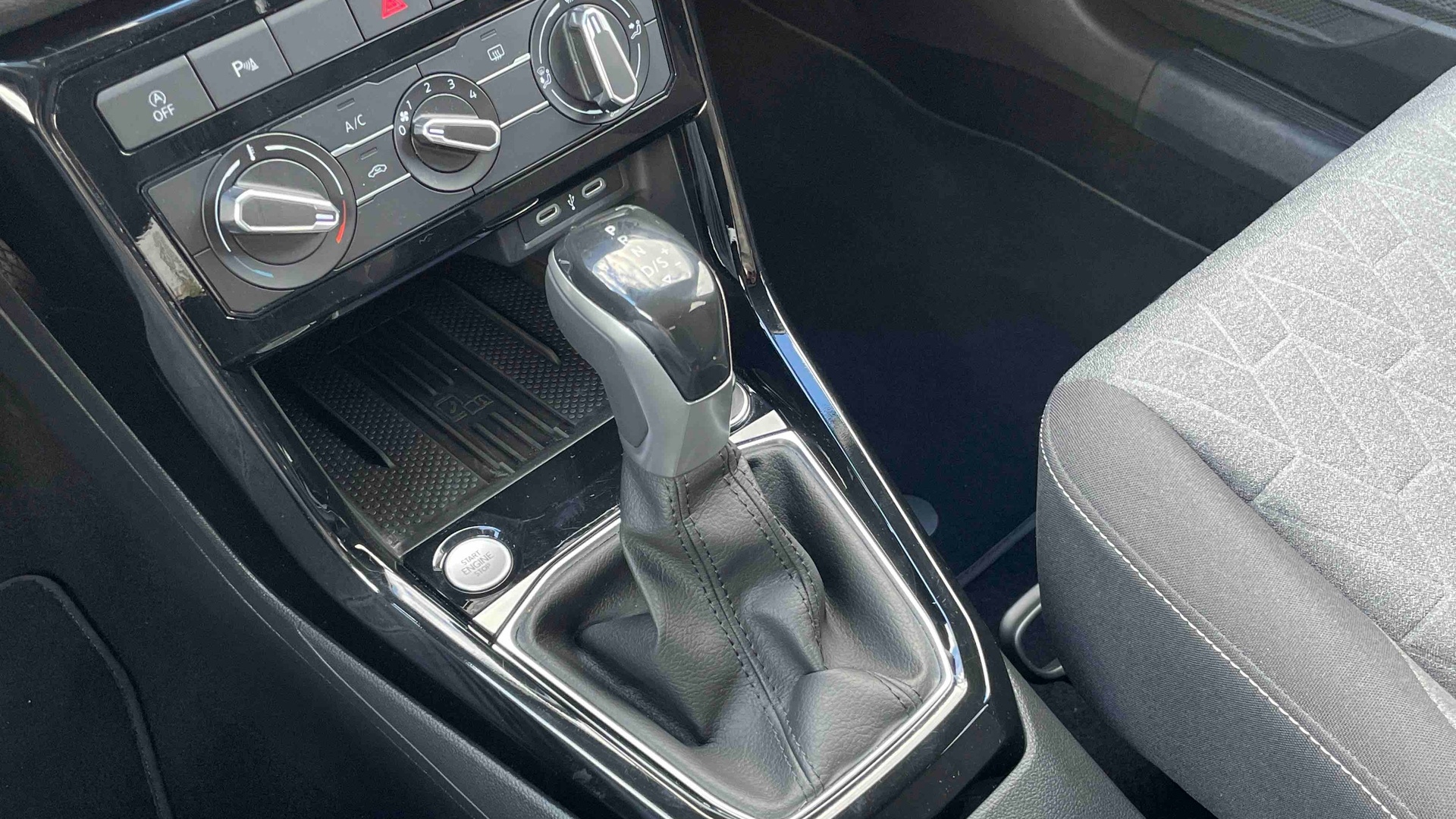 Photo 19 du véhicule VOLKSWAGEN T-CROSS