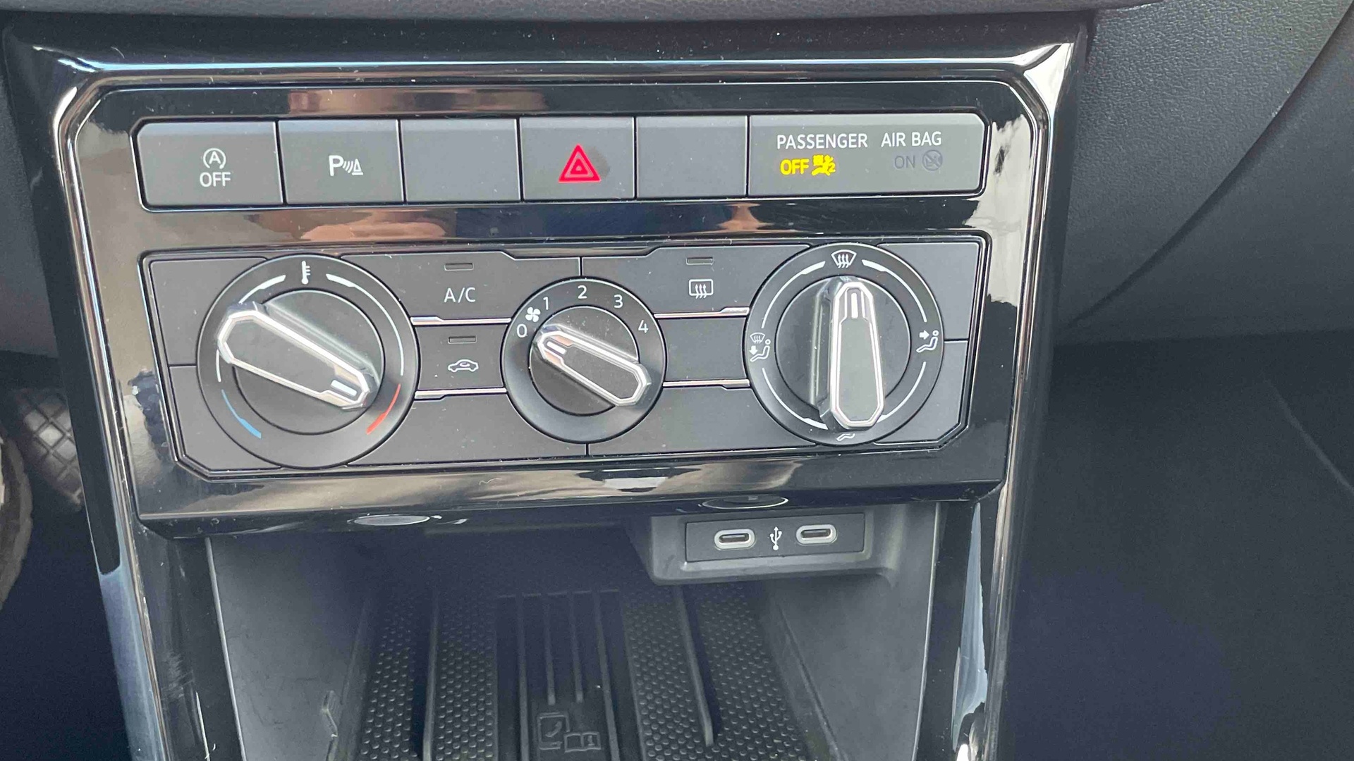 Photo 21 du véhicule VOLKSWAGEN T-CROSS