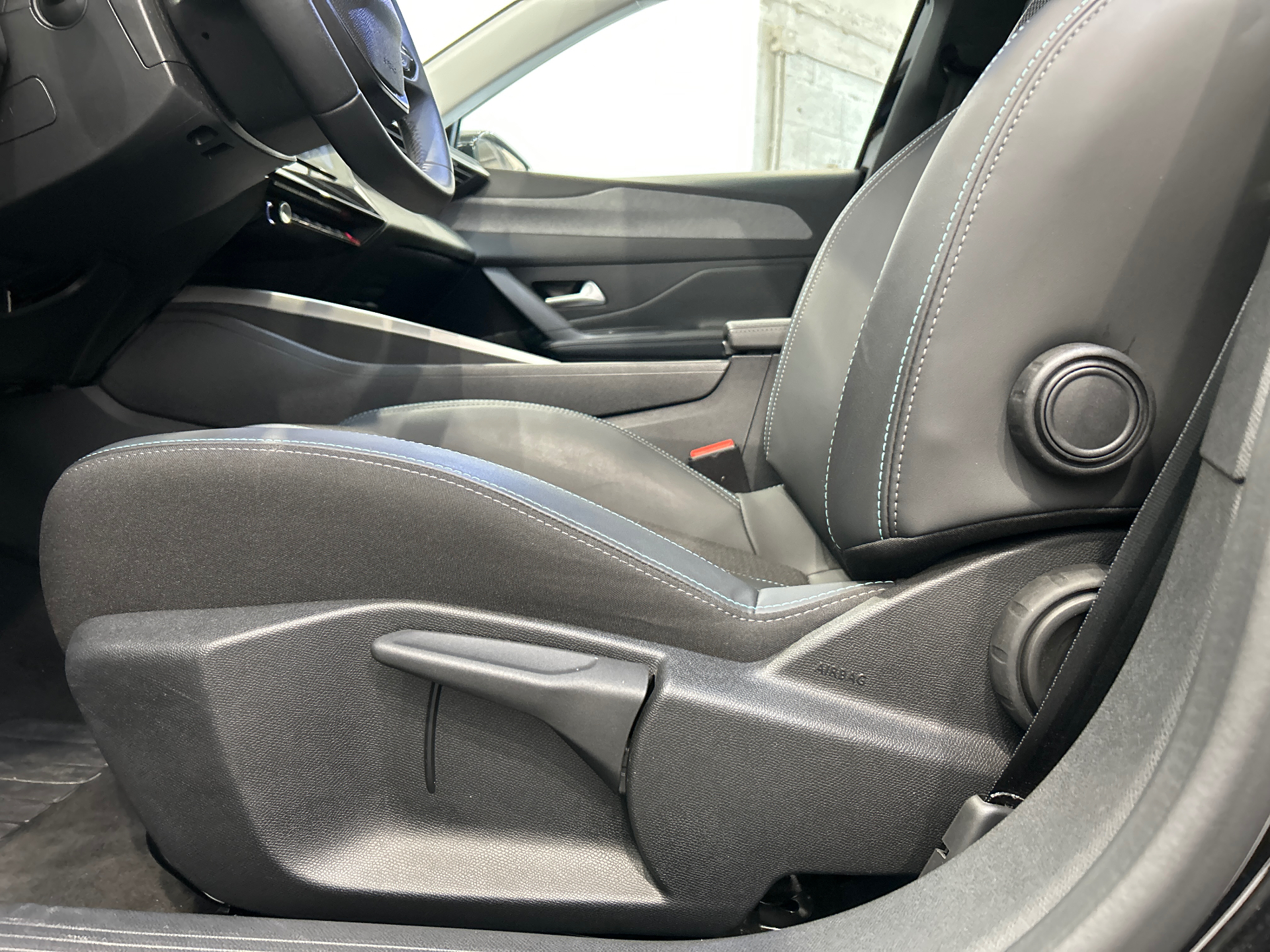 Photo 33 du véhicule PEUGEOT 408