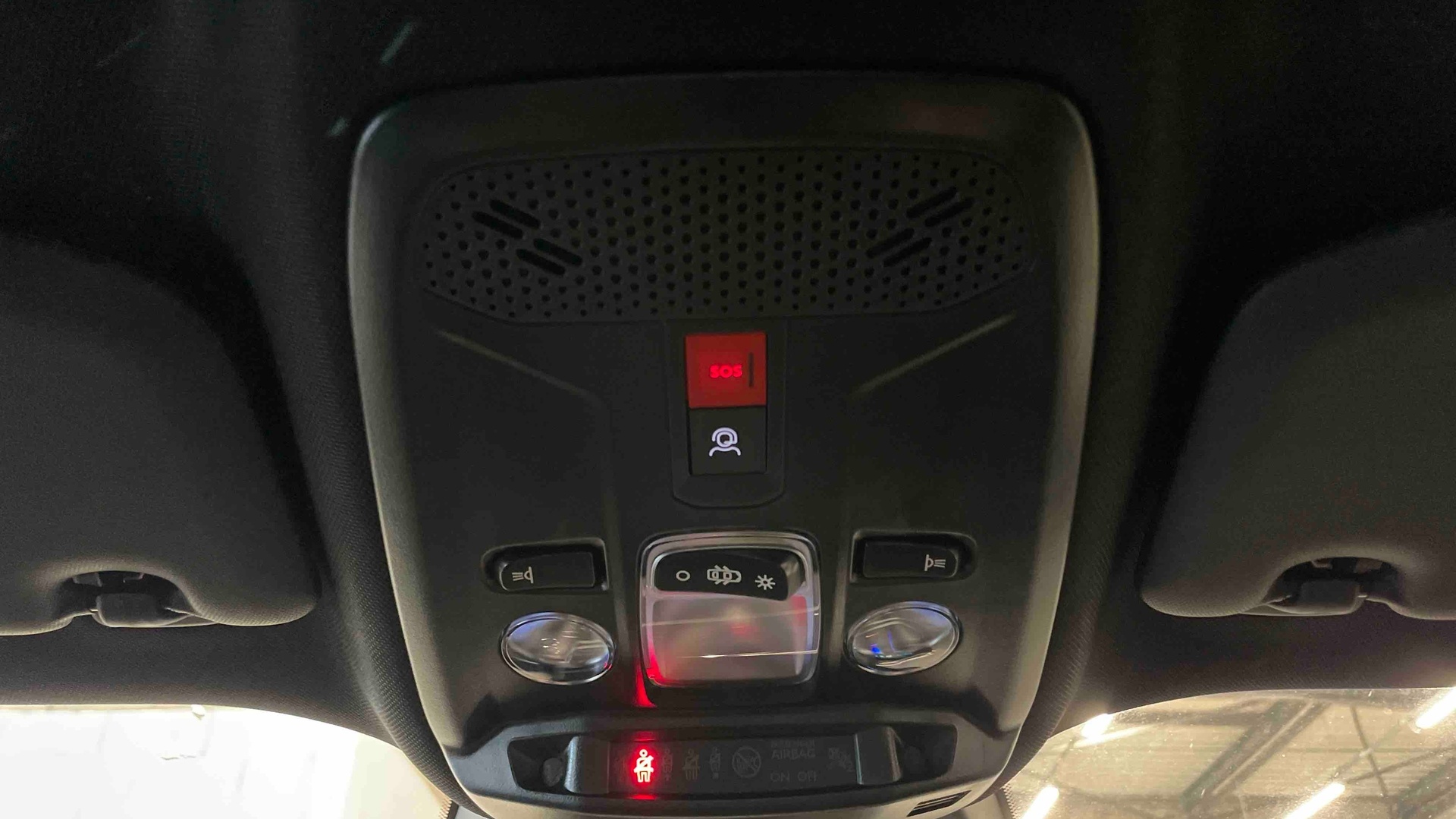 Photo 28 du véhicule PEUGEOT 2008