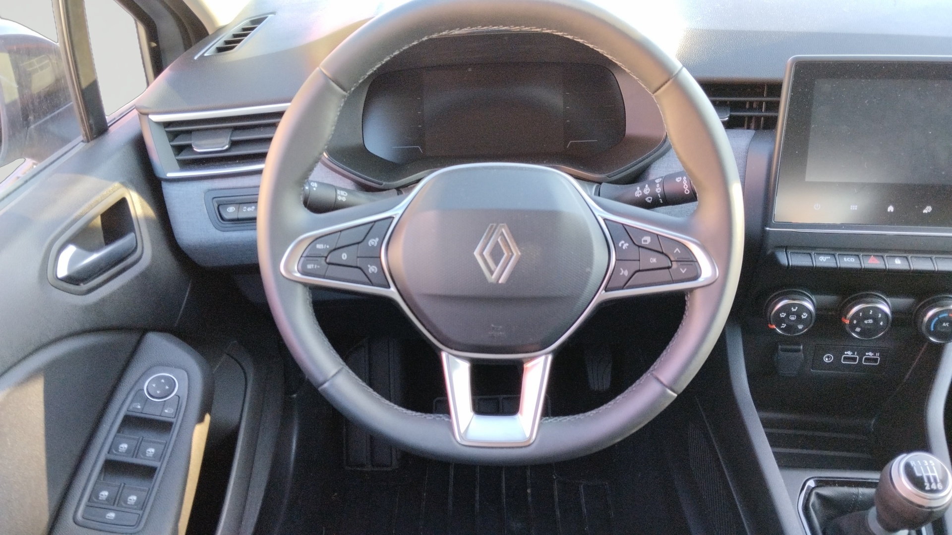 Photo 8 du véhicule RENAULT CLIO V