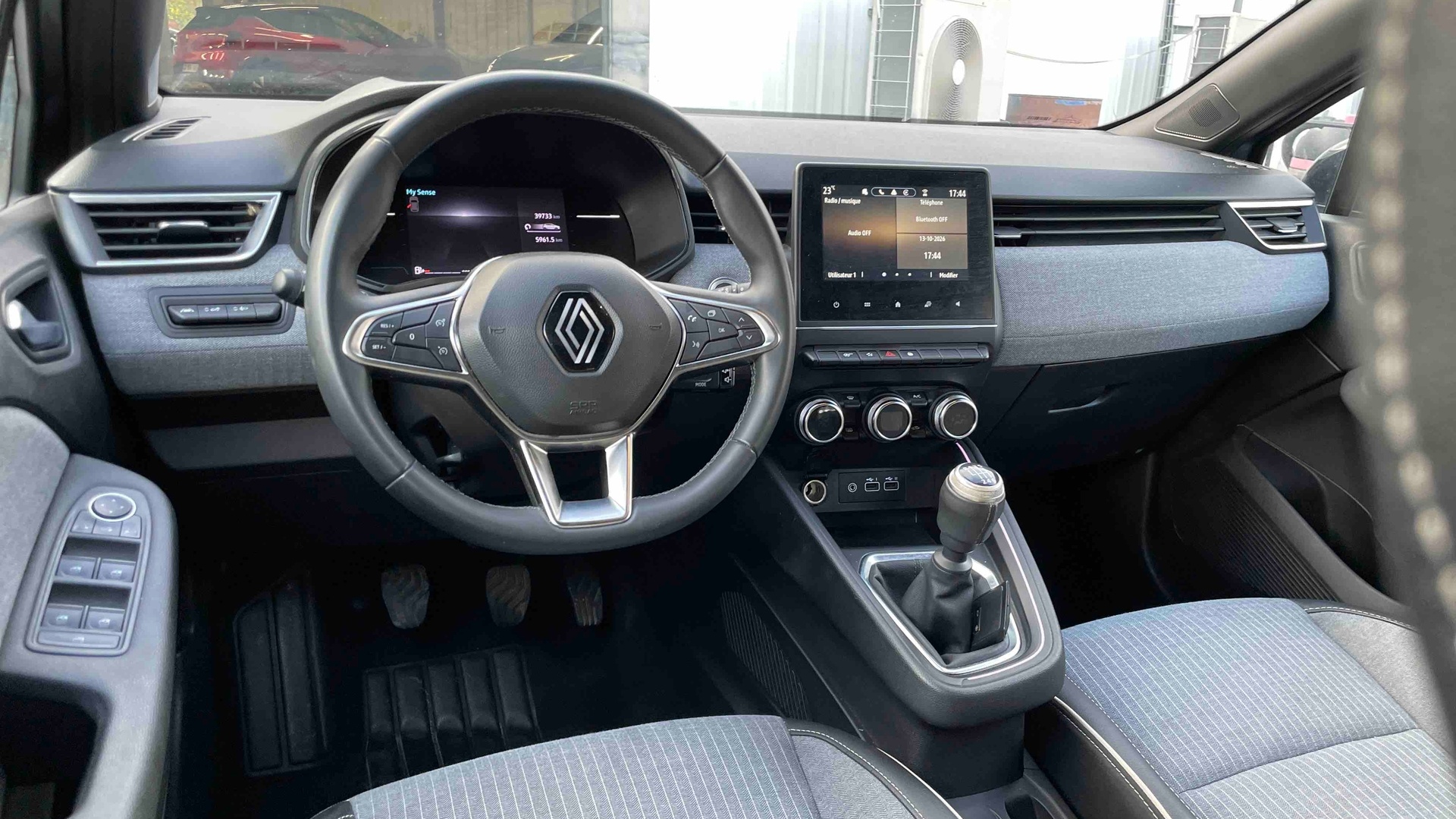 Photo 13 du véhicule RENAULT CLIO V