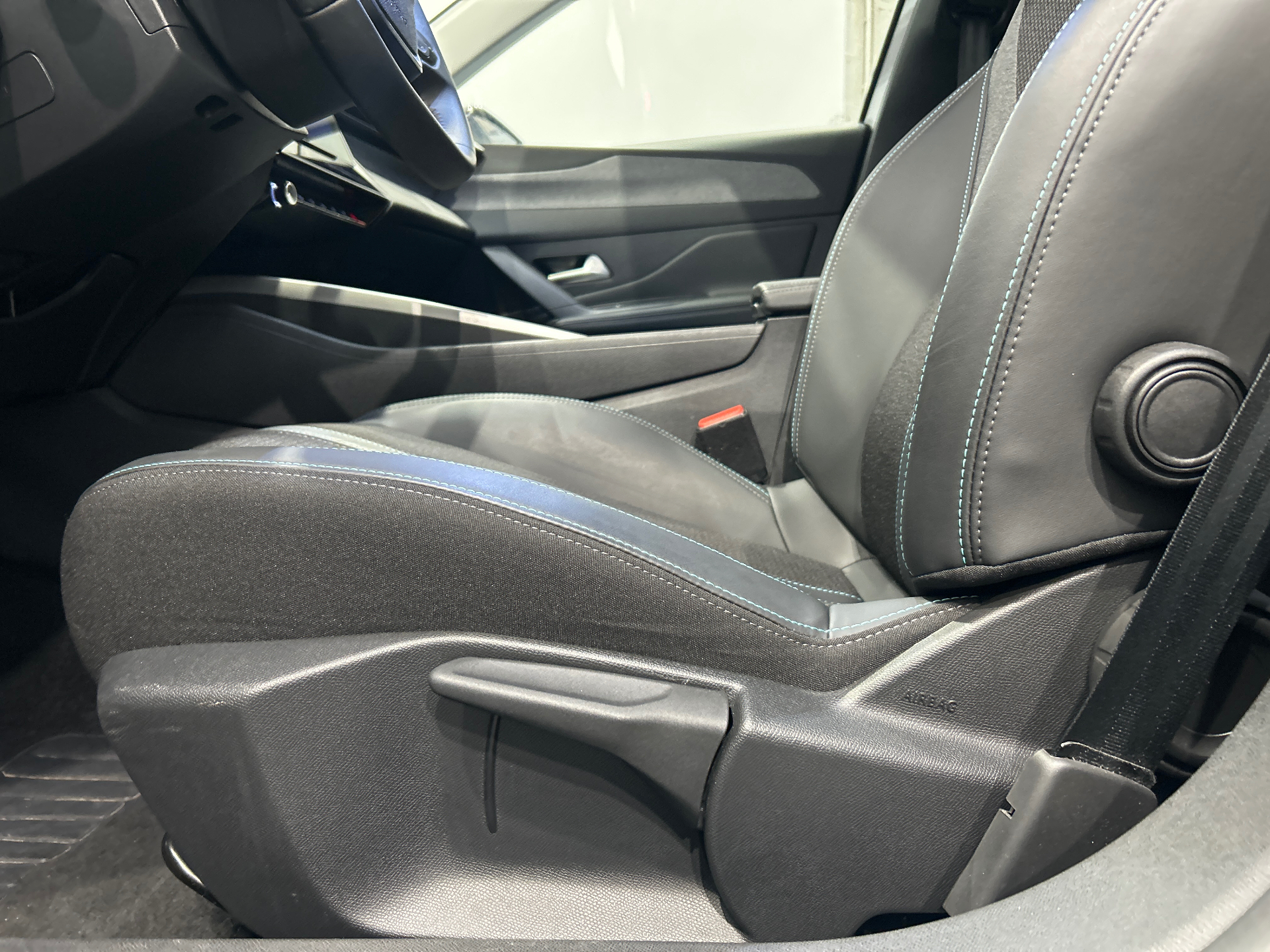 Photo 32 du véhicule PEUGEOT 308