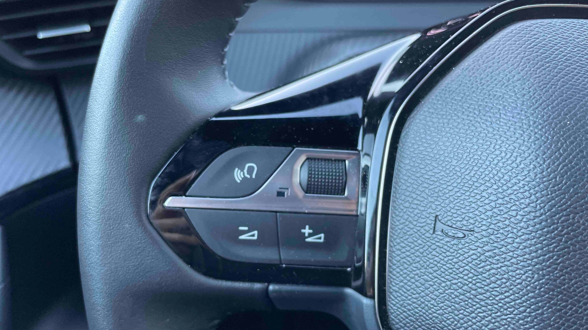Photo 17 du véhicule PEUGEOT 2008