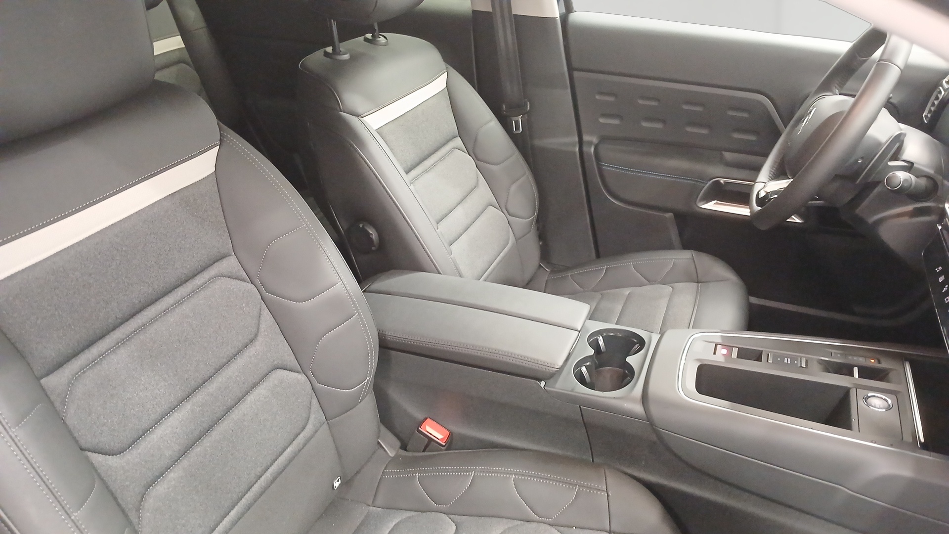 Photo 10 du véhicule CITROEN C5 AIRCROSS