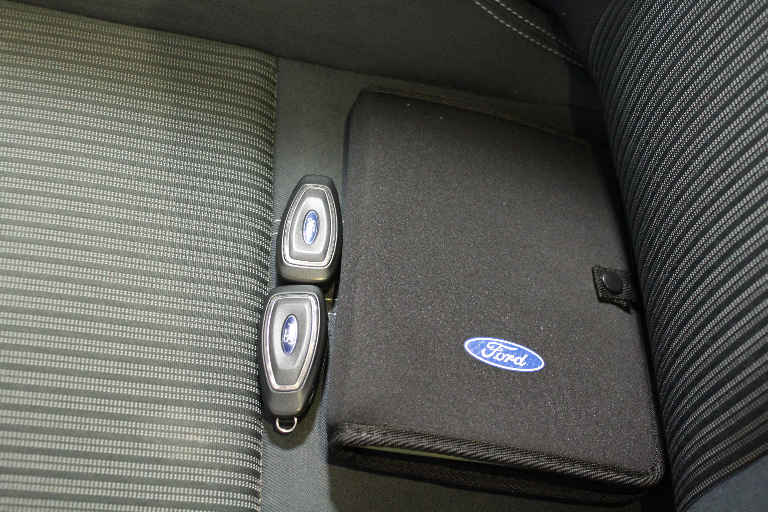 FORD C MAX de 2013 OLIVET Massoutre VO